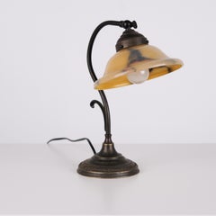 Lampe de bureau ancienne en fer forgé avec abat-jour en verre dépoli jaune de style Art Nouveau