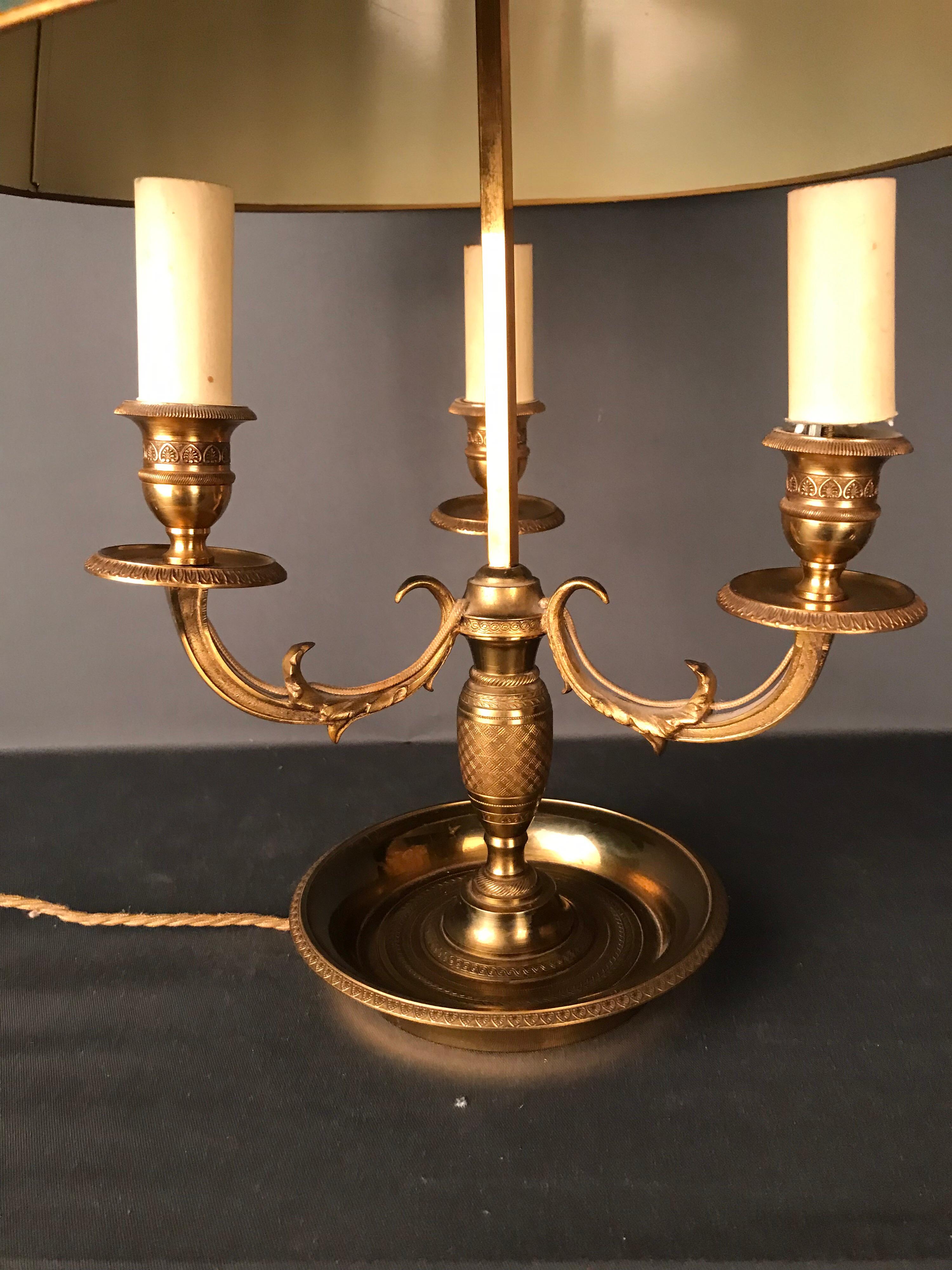 Antique desk lamp / table lamp Empire circa 1900, gold-plated bronze.

Solid bronze, fire-gilt, France circa 1900.
Table map with 3 sockets, electrified. Extremely finely chiselled bronze with a green shade, height adjustable. The top is crowned