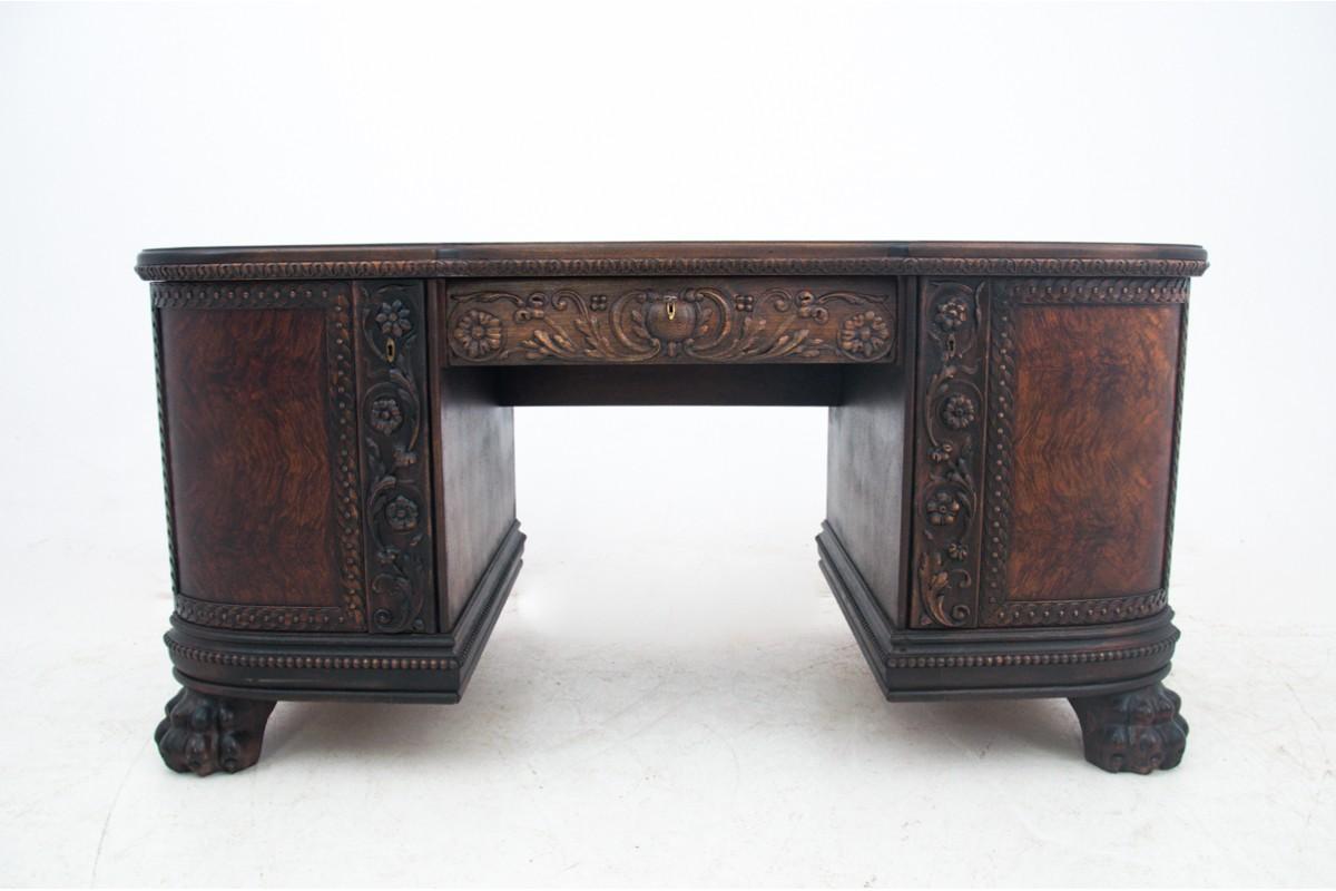 Desk on lion legs, Northern Europe, circa 1920.
Very good condition.
Wood: oak + walnut
Dimensions height 80 cm length 158 cm depth 82 cm.

