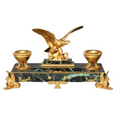 Antiker Schreibtischständer aus Marmor und vergoldeter Bronze, mit ausgebreiteten Adler verziert