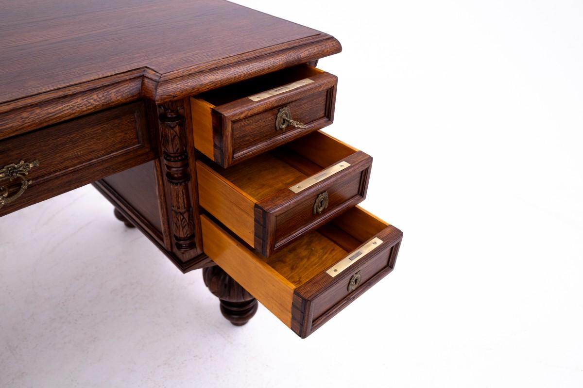 Walnut Antique desk, Western Europe, around 1900. For Sale