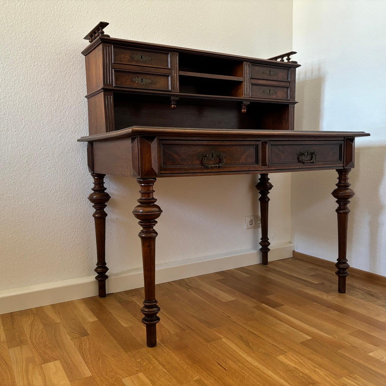 Antique desk  Wilhelminian style  Walnut In Good Condition For Sale In Würzburg, DE