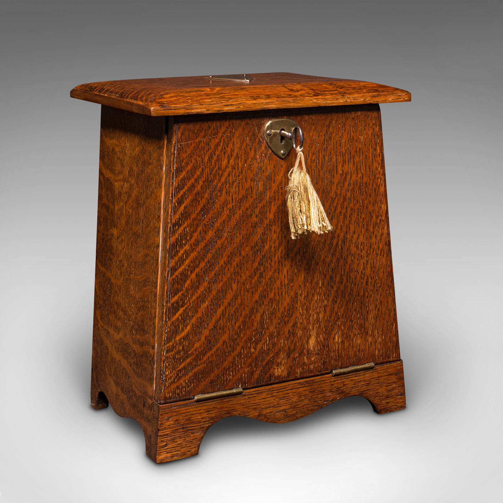 Dies ist eine antike Schreibtisch-Schreibwarenbox. Ein englischer Korrespondenzkoffer aus Eiche im Arts & Crafts-Stil aus der späten viktorianischen Periode, ca. 1890.

Auffallende viktorianische Handwerkskunst mit reizvoller Maserung
Zeigt eine