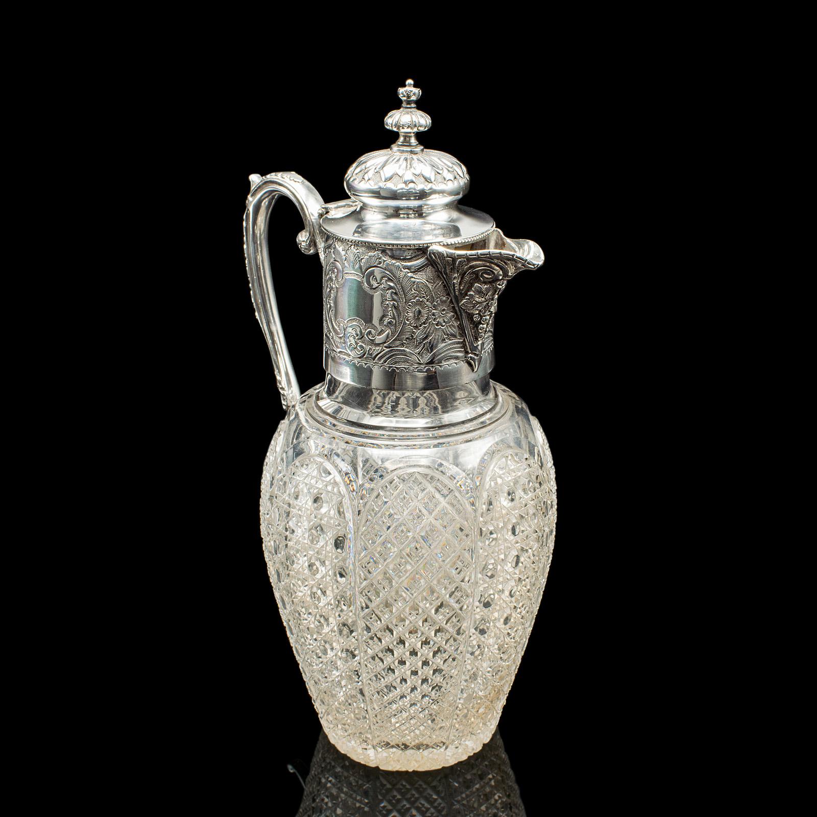 
Se trata de una antigua jarra de vino de postre. Aguamanil inglés de vidrio tallado y plateado para servir, de finales de la época victoriana, hacia 1890.

Brillo radiante, con detalles finos y tonalidad atractiva
Muestra una deseable pátina