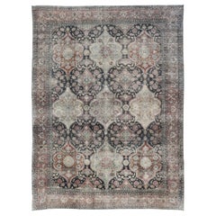 Antiker antiker persischer Yazd-Teppich im Used-Stil in Anthrazit, Kupfer, Warmgrau, Taupe und Rose