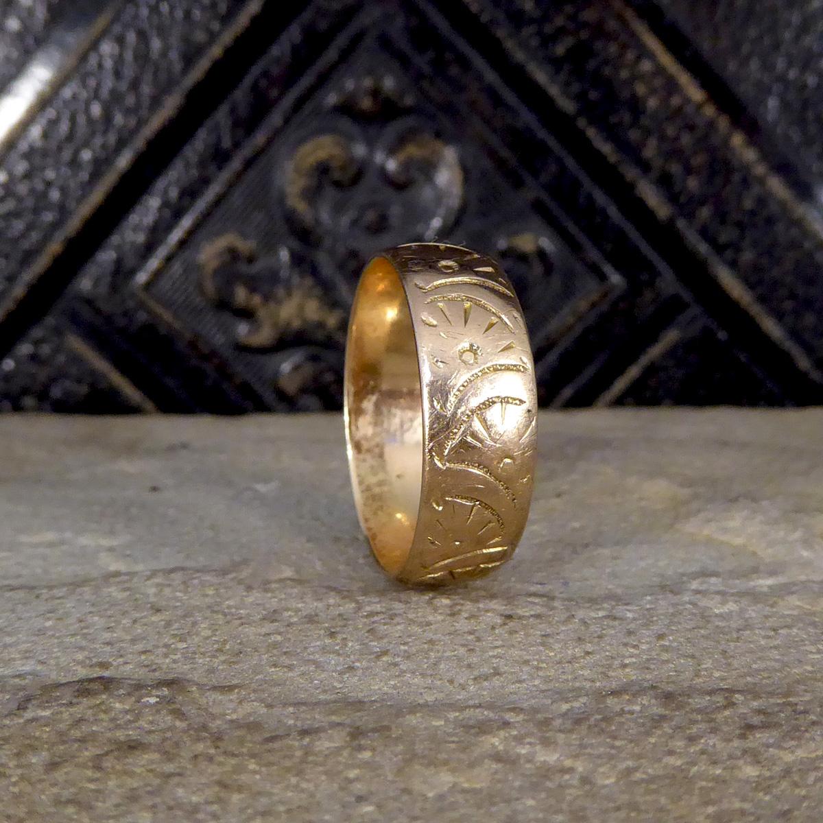 Dieser schöne und elegante, breite antike Ring wurde 1916 aus 9 Karat Gelbgold handgefertigt. Es ist mit Details geschmückt den ganzen Weg um das Band, das leicht mit dem Alter abgenutzt hat zeigt eine gut geliebte Geschichte. Es wäre ein perfekter