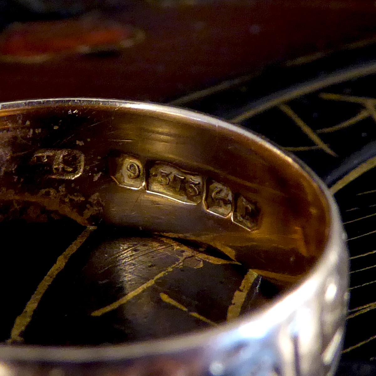 Antiker detaillierter und gemusterter 9 Karat Gelbgold Ehering oder stapelbarer Ring im Zustand ��„Gut“ in Yorkshire, West Yorkshire