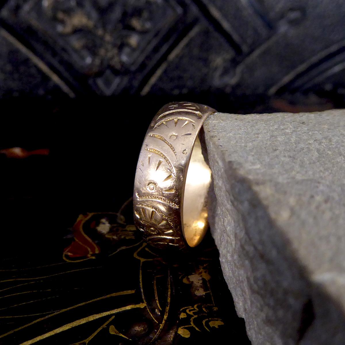 Antiker detaillierter und gemusterter 9 Karat Gelbgold Ehering oder stapelbarer Ring für Damen oder Herren
