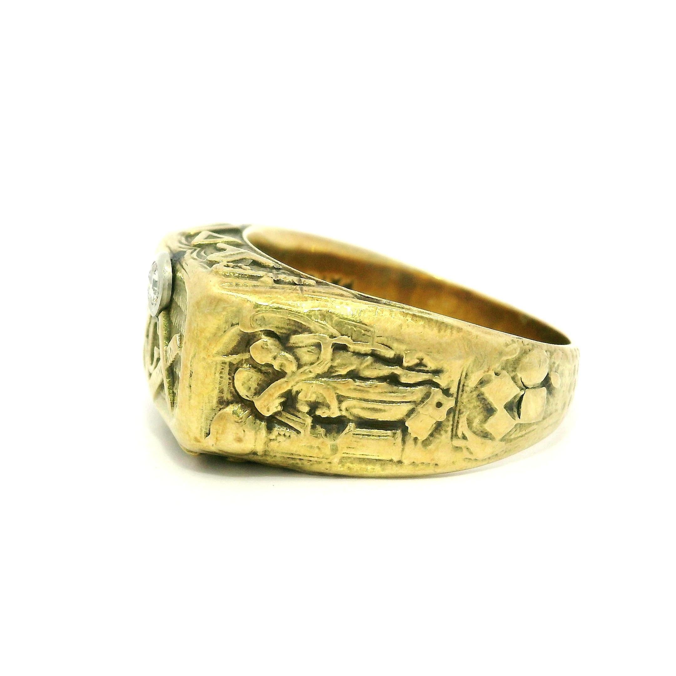 Antiguo Anillo Masónico de Oro Amarillo Macizo con Diamantes Altamente Detallados en venta 6