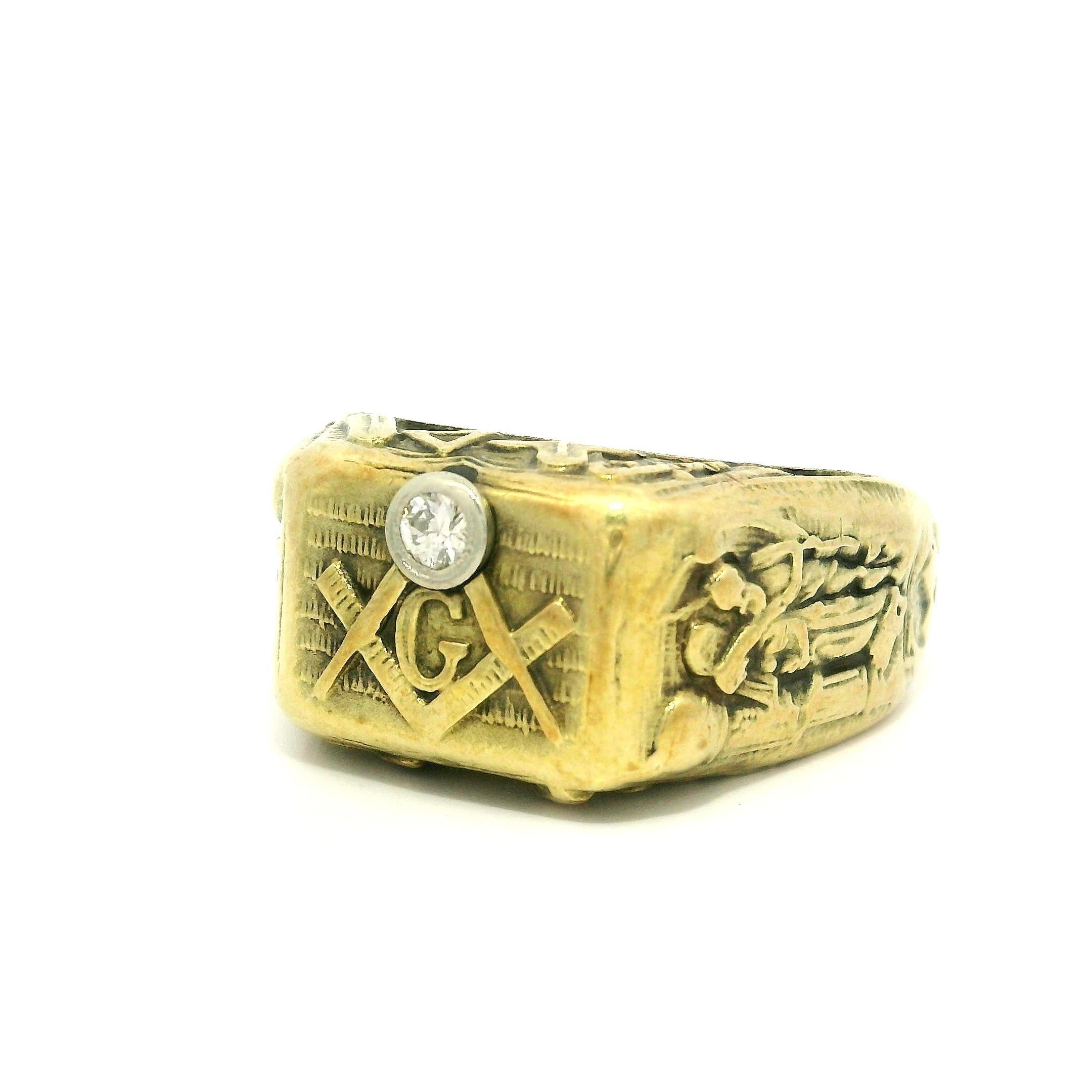 Antiguo Anillo Masónico de Oro Amarillo Macizo con Diamantes Altamente Detallados en venta 7