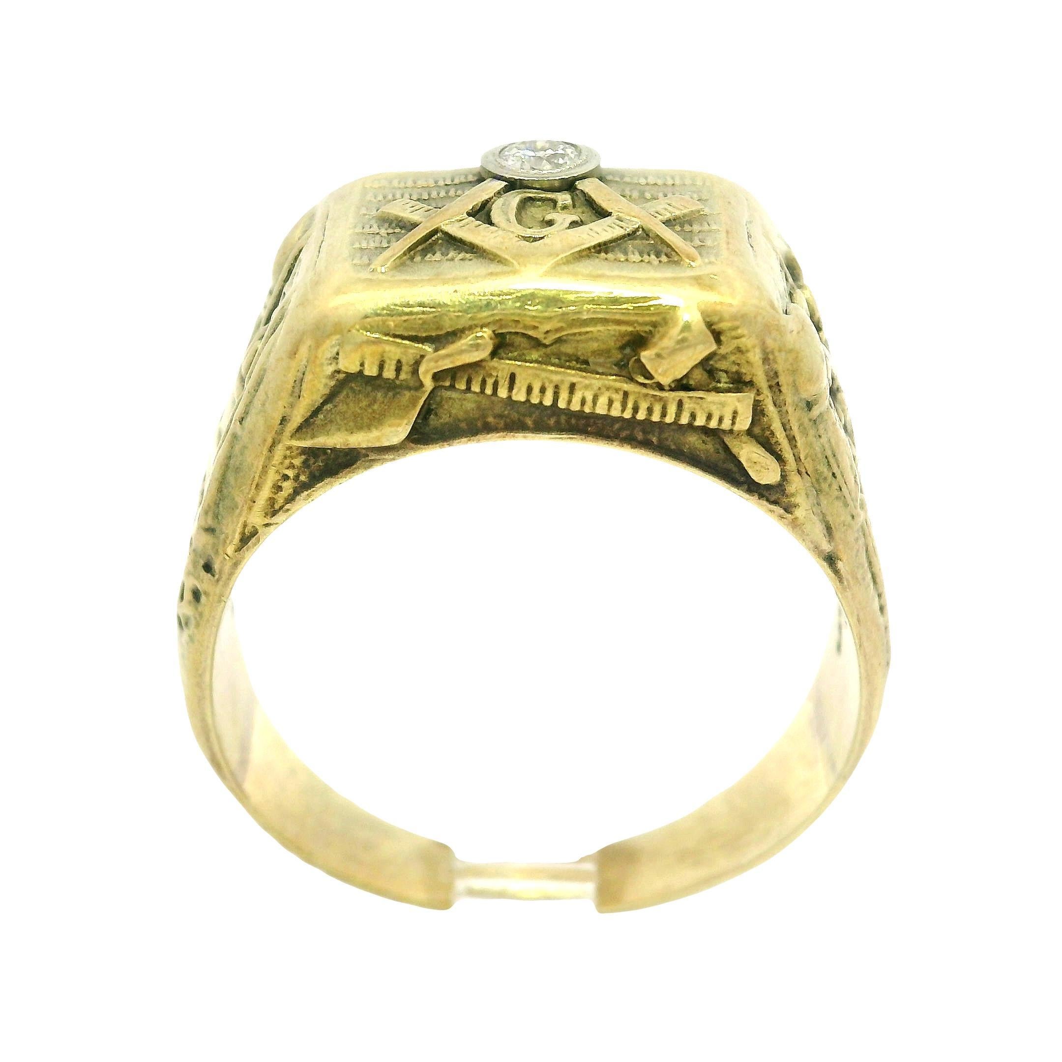 Antiguo Anillo Masónico de Oro Amarillo Macizo con Diamantes Altamente Detallados en venta 8