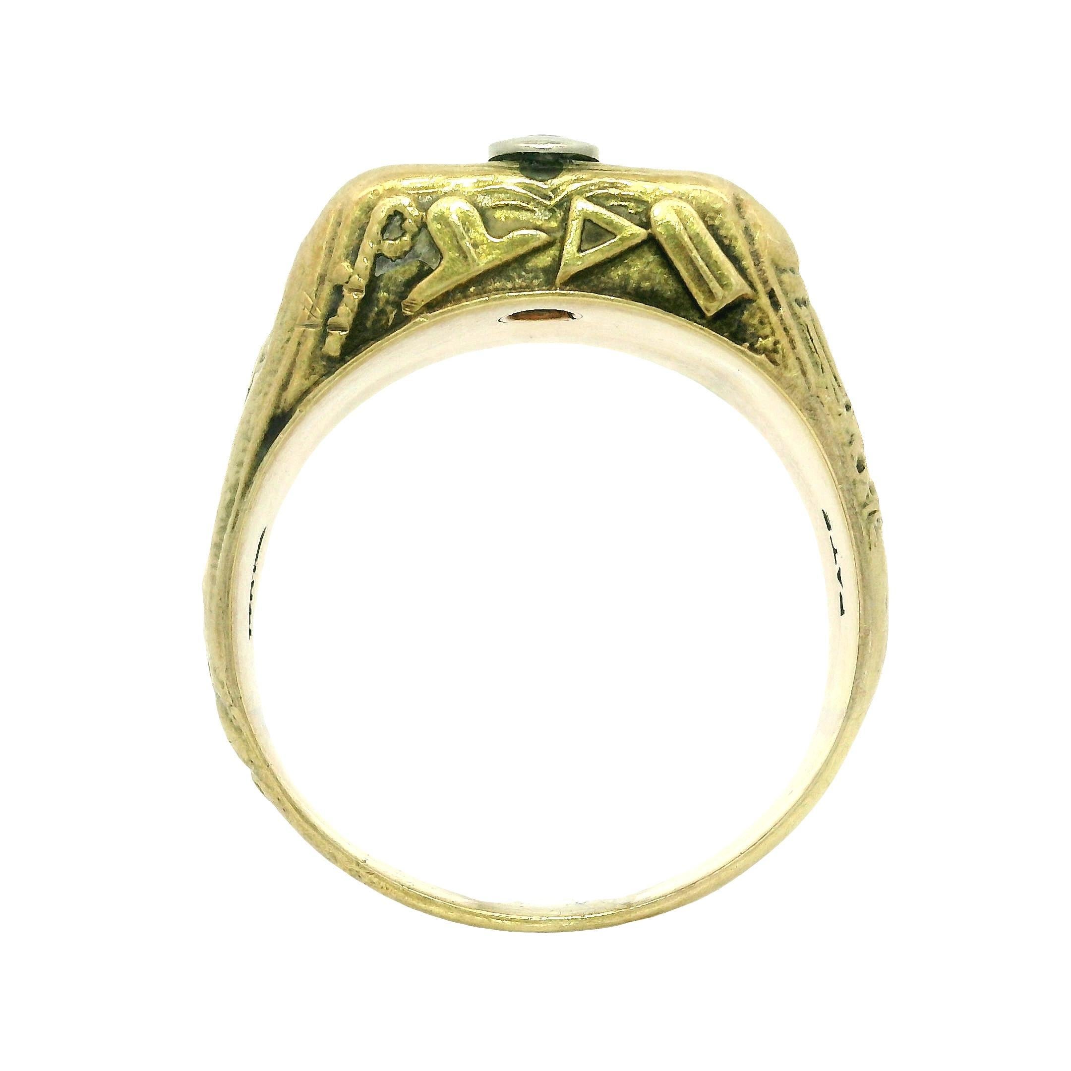 Antiguo Anillo Masónico de Oro Amarillo Macizo con Diamantes Altamente Detallados en venta 9