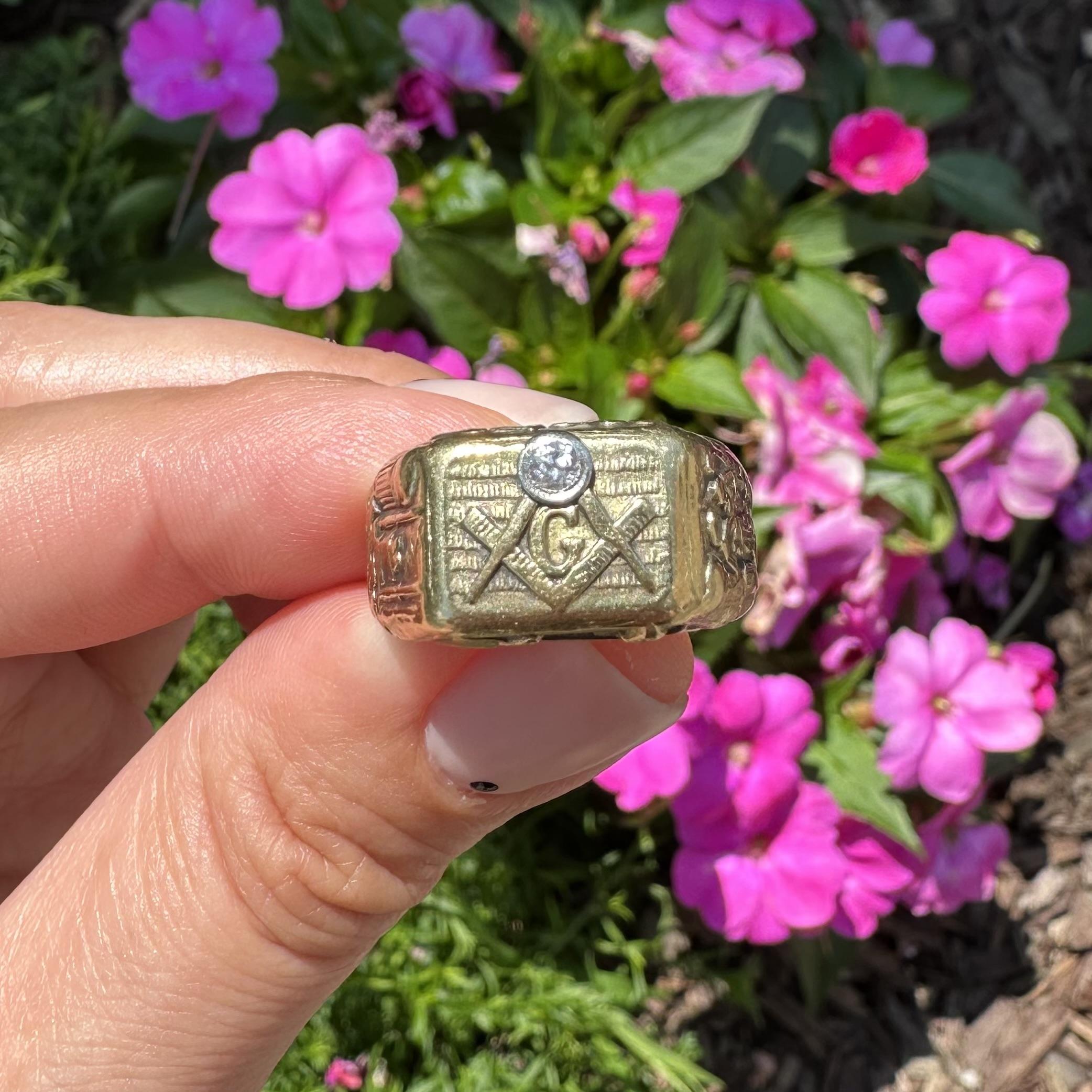 Antiguo Anillo Masónico de Oro Amarillo Macizo con Diamantes Altamente Detallados en venta 10