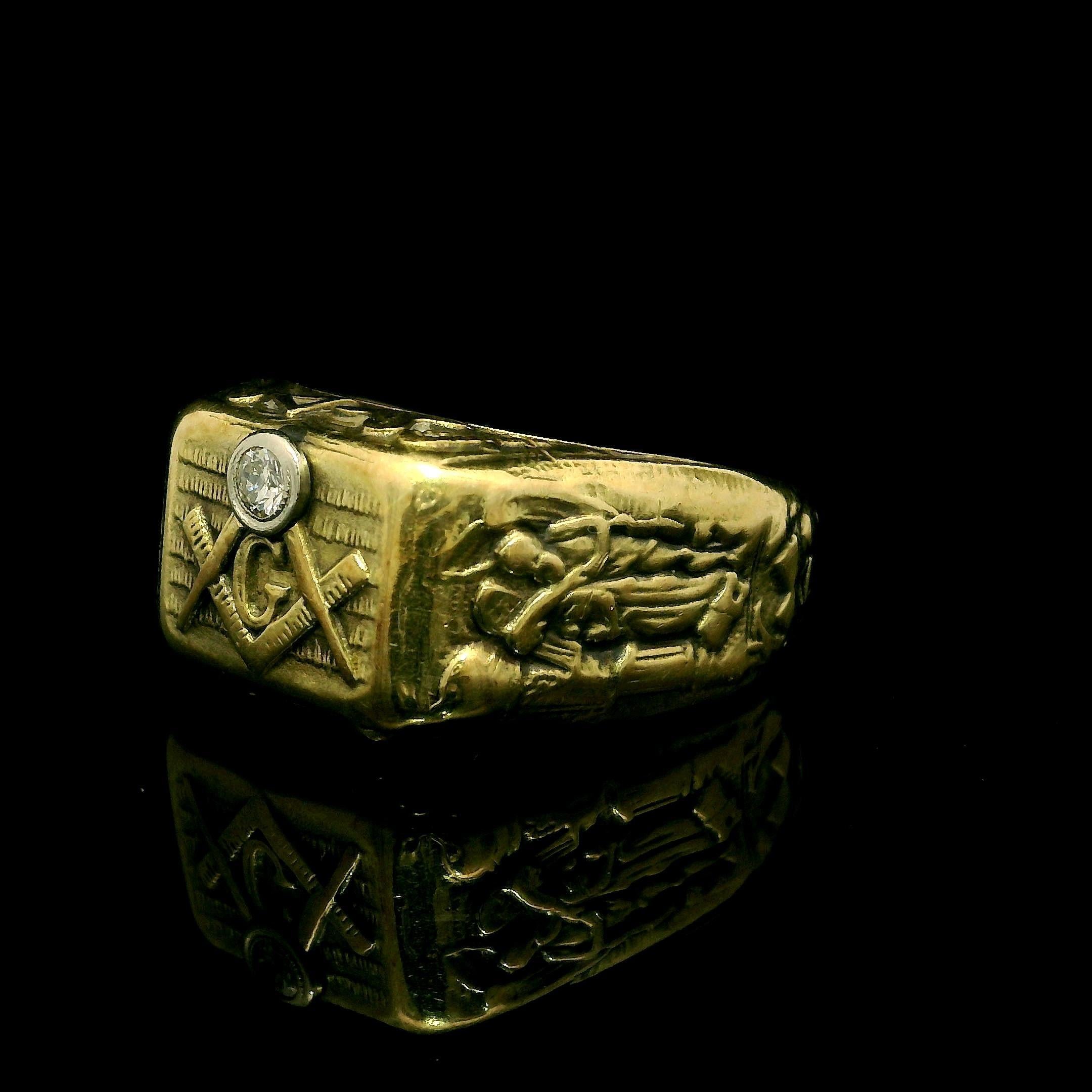 --Piedra(s):--
(1) Diamante auténtico natural - talla redonda antigua - engastado en bisel - bonito color blanco brillante 
Peso total en quilates: 0,07 (aprox.)

Material: Oro amarillo macizo de 14 quilates 
Peso: 10,39 gramos
Tamaño del anillo: