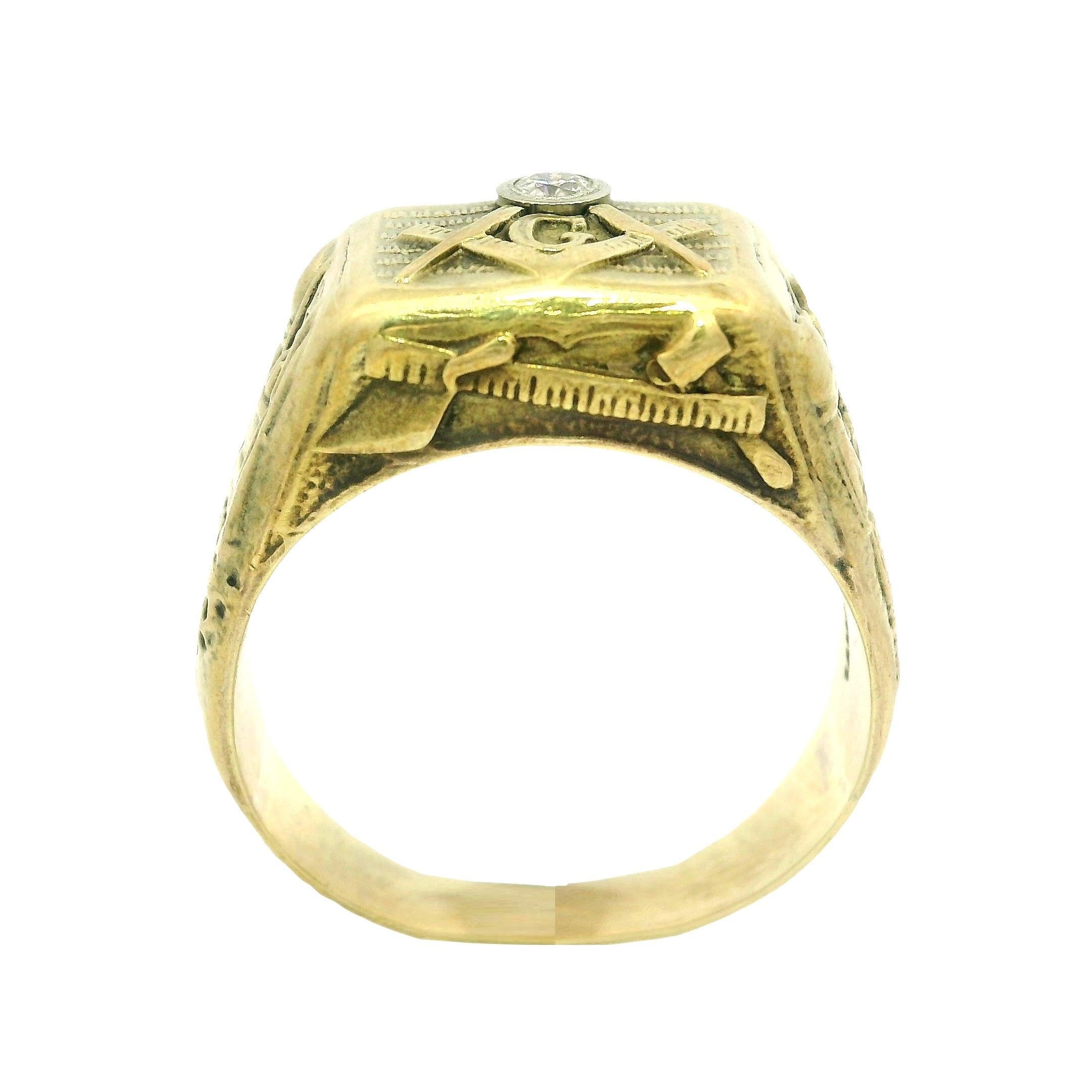 Antiguo Anillo Masónico de Oro Amarillo Macizo con Diamantes Altamente Detallados en venta 1