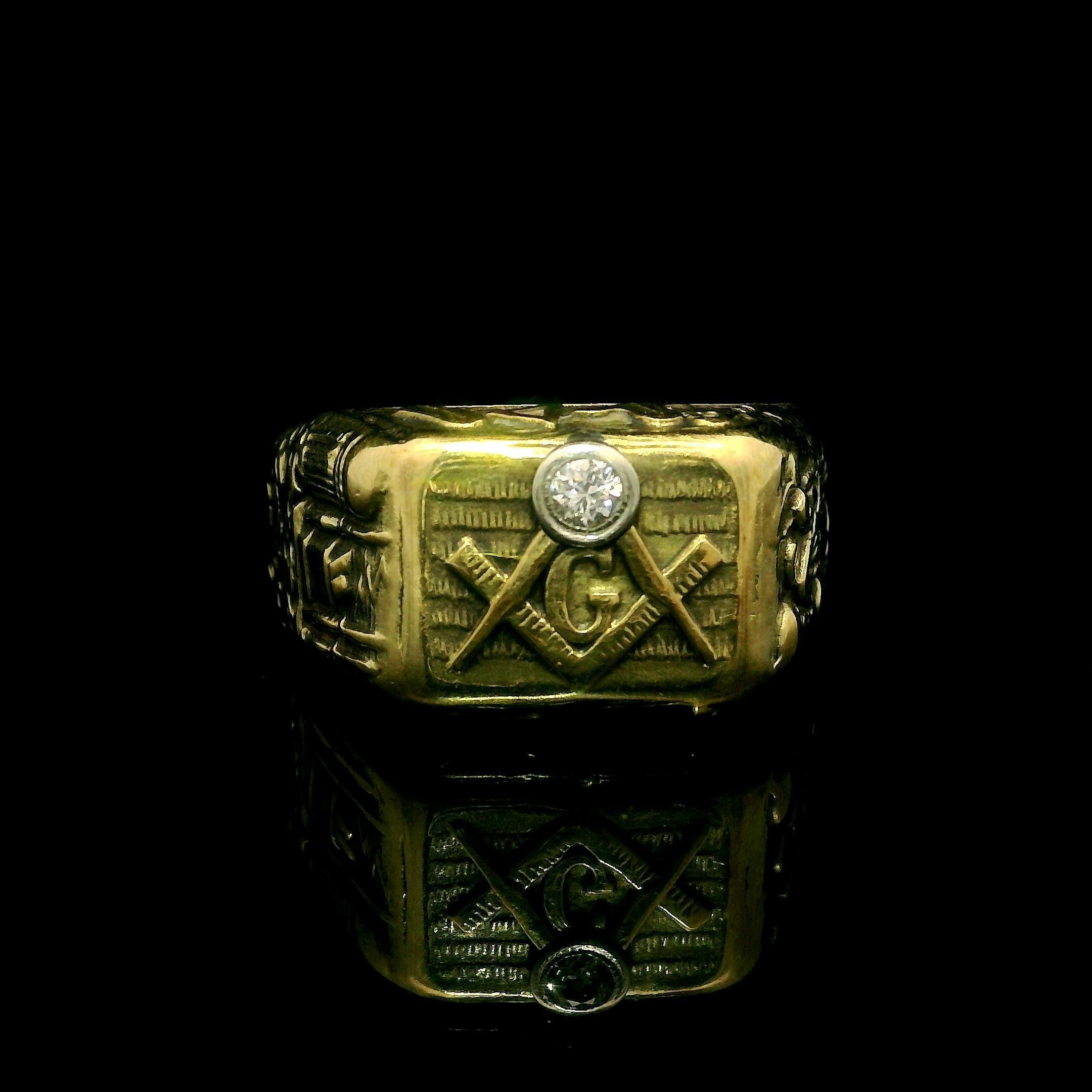 Antiguo Anillo Masónico de Oro Amarillo Macizo con Diamantes Altamente Detallados en venta 2