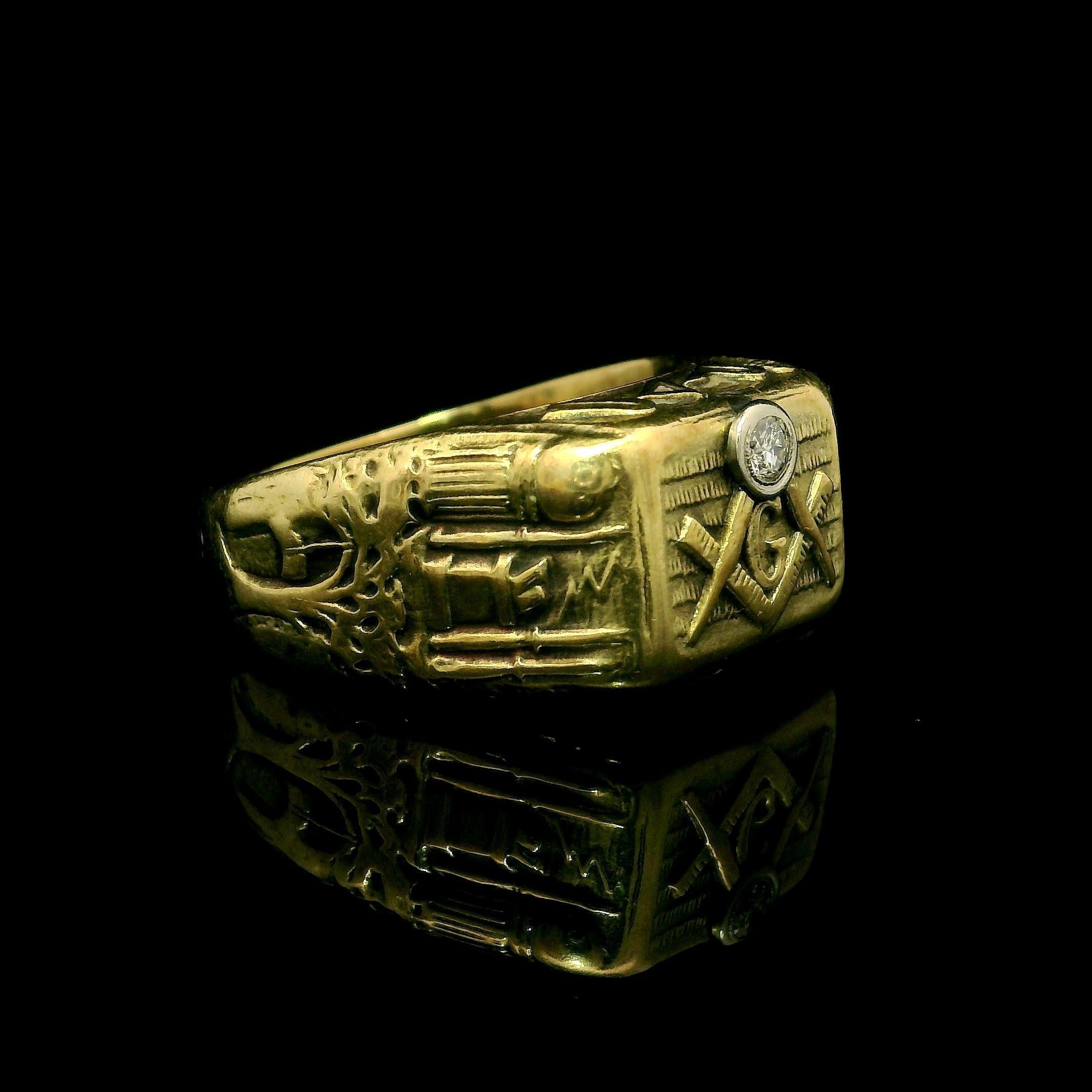Antiguo Anillo Masónico de Oro Amarillo Macizo con Diamantes Altamente Detallados en venta 3