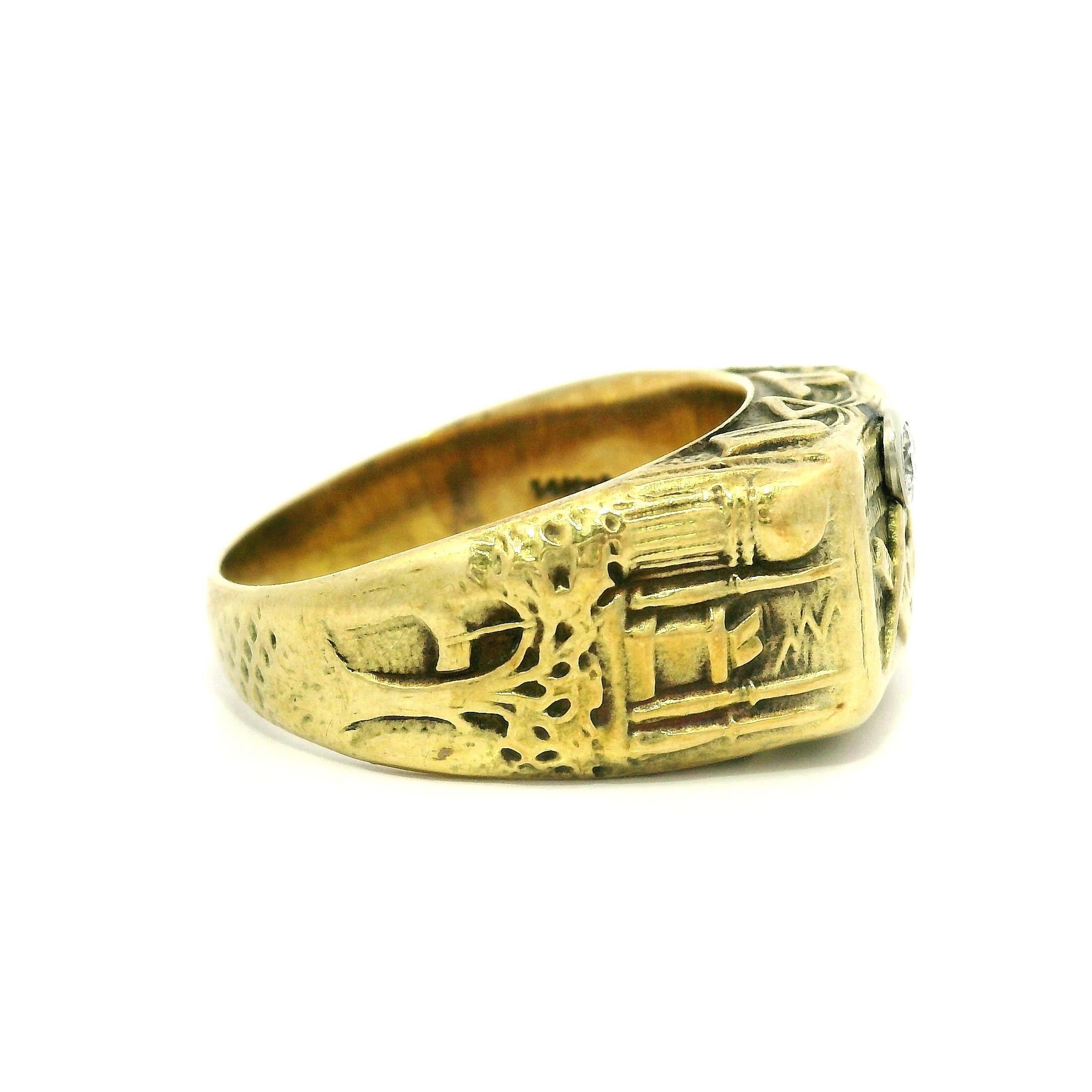 Antiguo Anillo Masónico de Oro Amarillo Macizo con Diamantes Altamente Detallados en venta 4