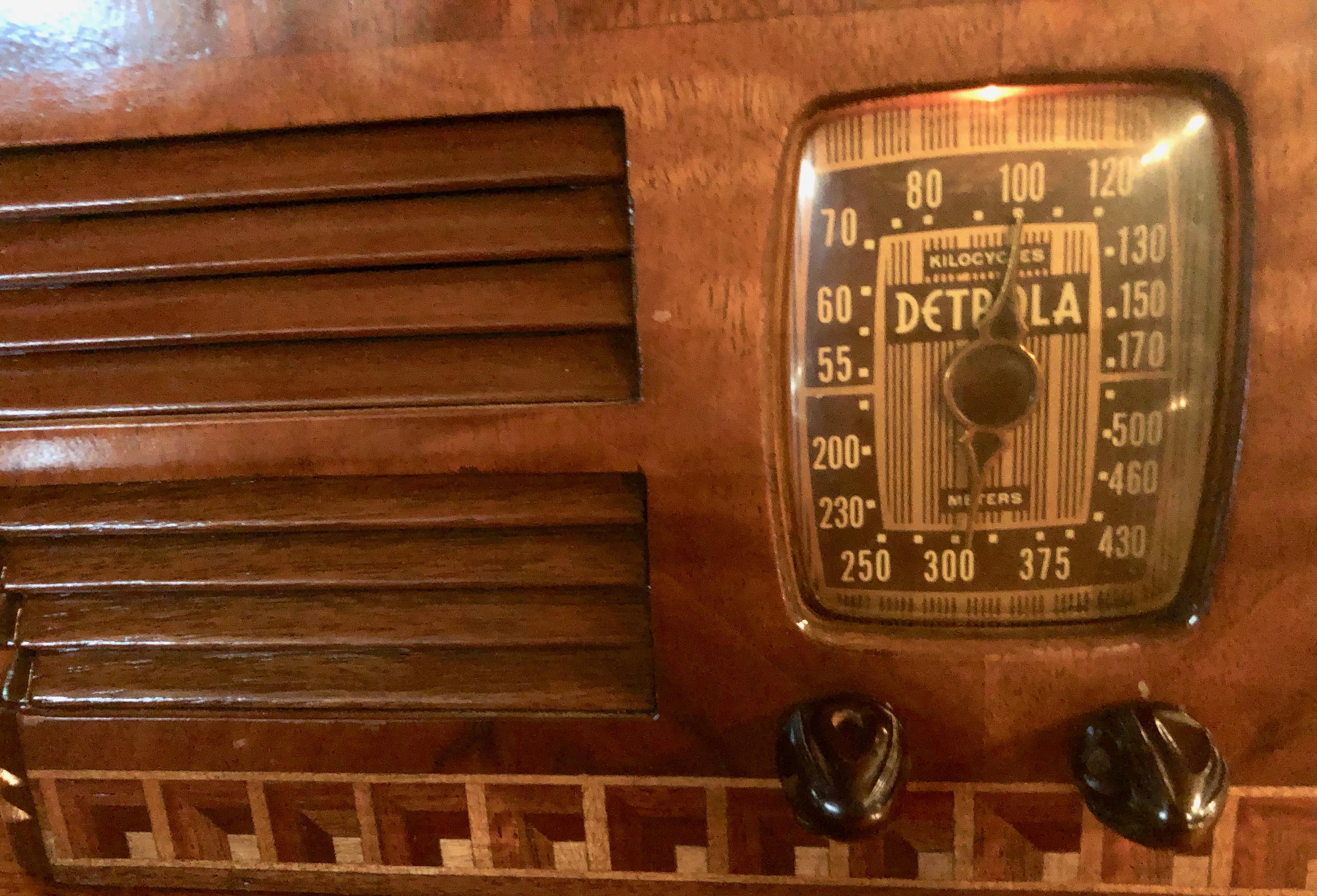 1939 Detrola model 2811, rare fancy wood restored Bluetooth tube radio, from Detroit, Michigan. This small but very loud high end radio has been completely restored. Beautiful wood, solid walnut with marquetry all along the front panel, all original