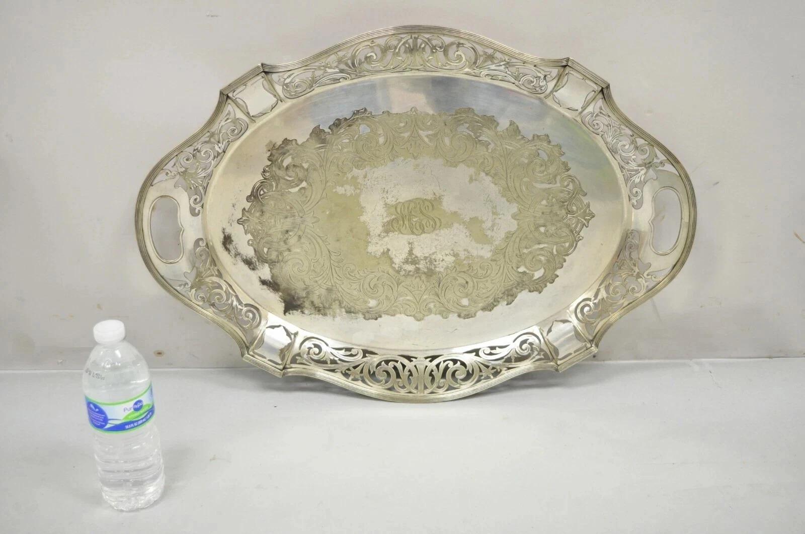 Antiguo D&H Inglaterra Plato de servir victoriano plateado festoneado Bandeja de bar con monograma. La pieza se eleva sobre un pie en forma de bola con un monograma central (no se distinguen las letras). Principios del siglo XX. Medidas: 2
