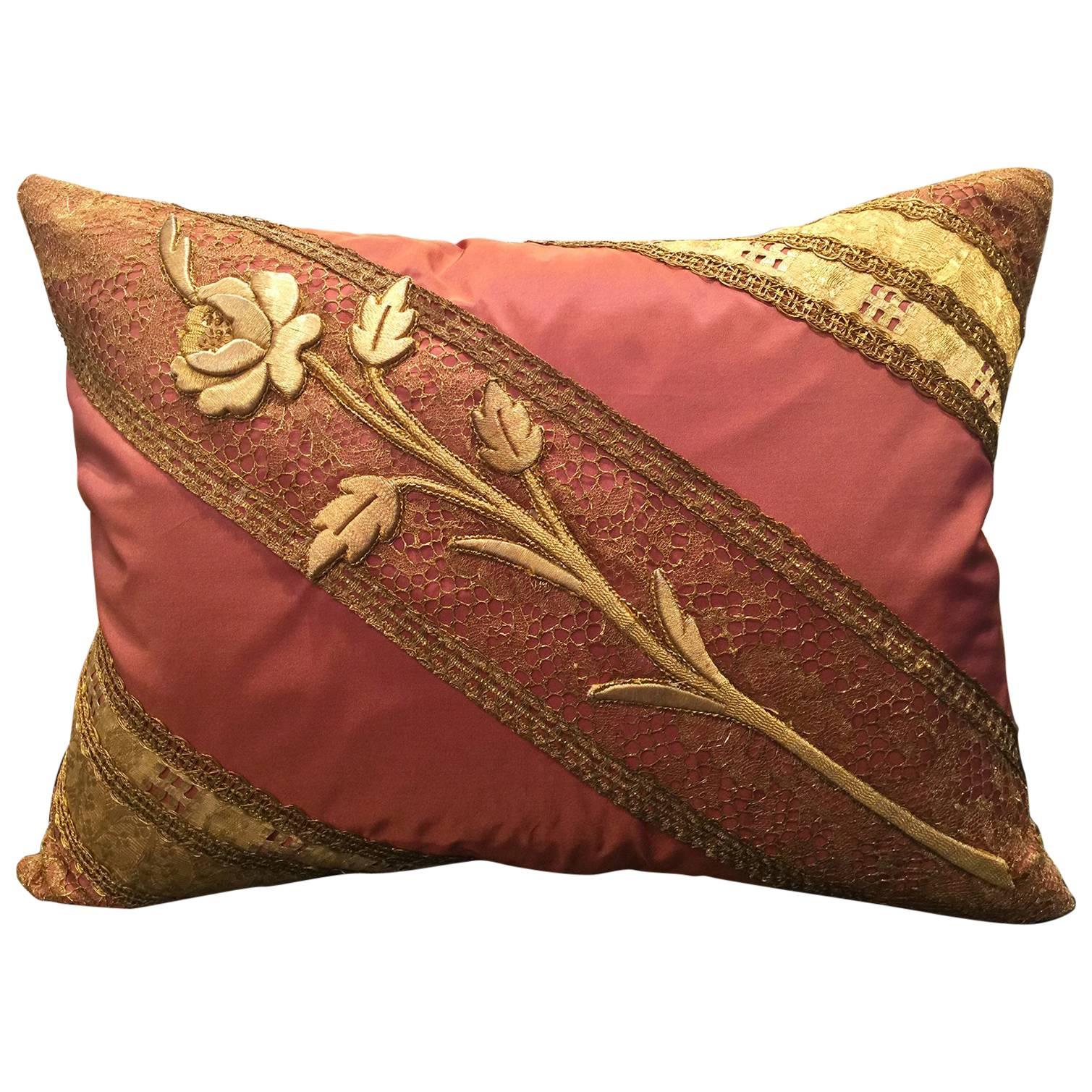 Coussin ancien à motif de rose sur dentelle de style italien par Eleganza Italiana