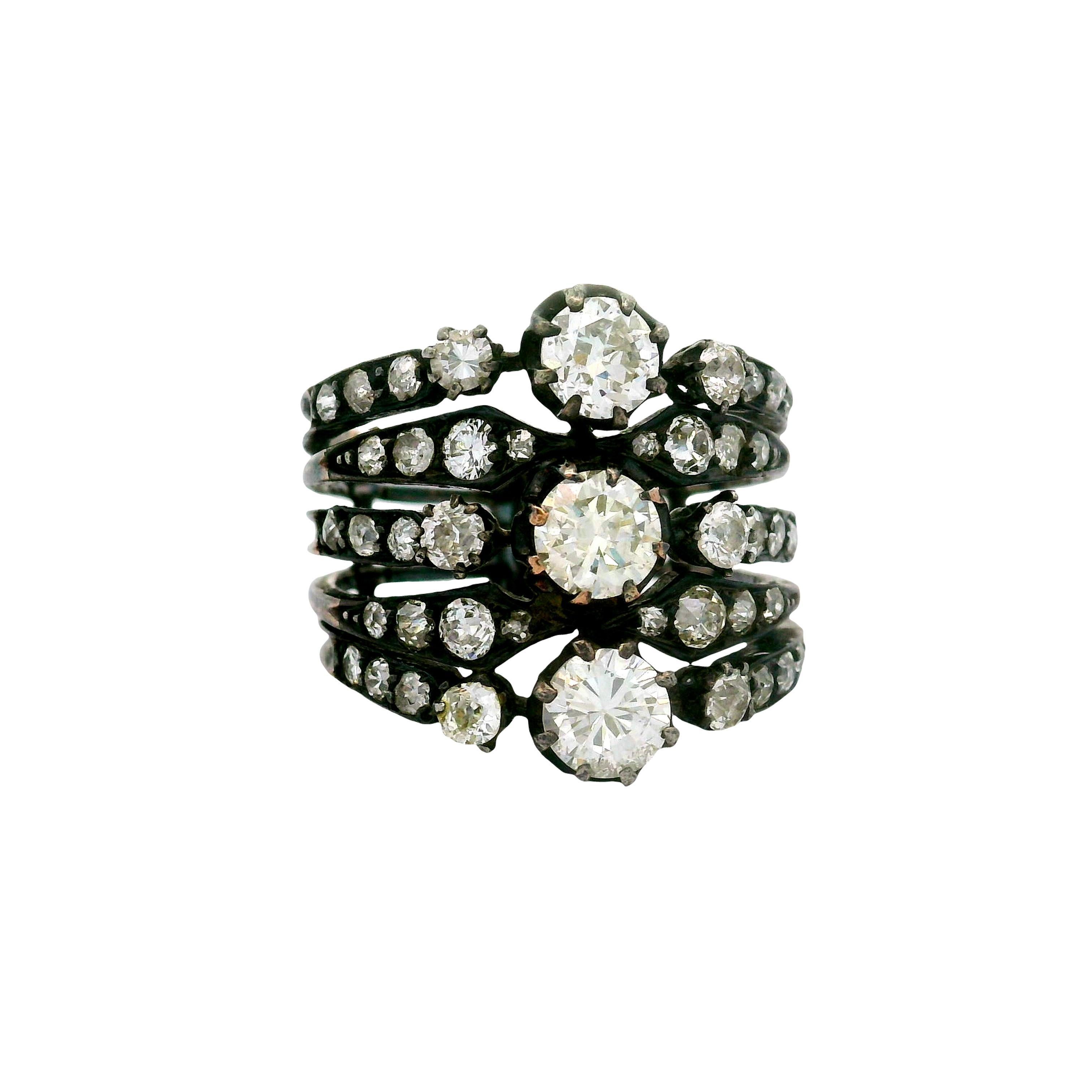 Diseño intrincado. Este anillo de moda exhibe aproximadamente 3 quilates de diamantes de talla europea antigua, que desprenden un brillo blanco clásico. Los diamantes están engastados en una disposición en capas, con otros diamantes más pequeños que