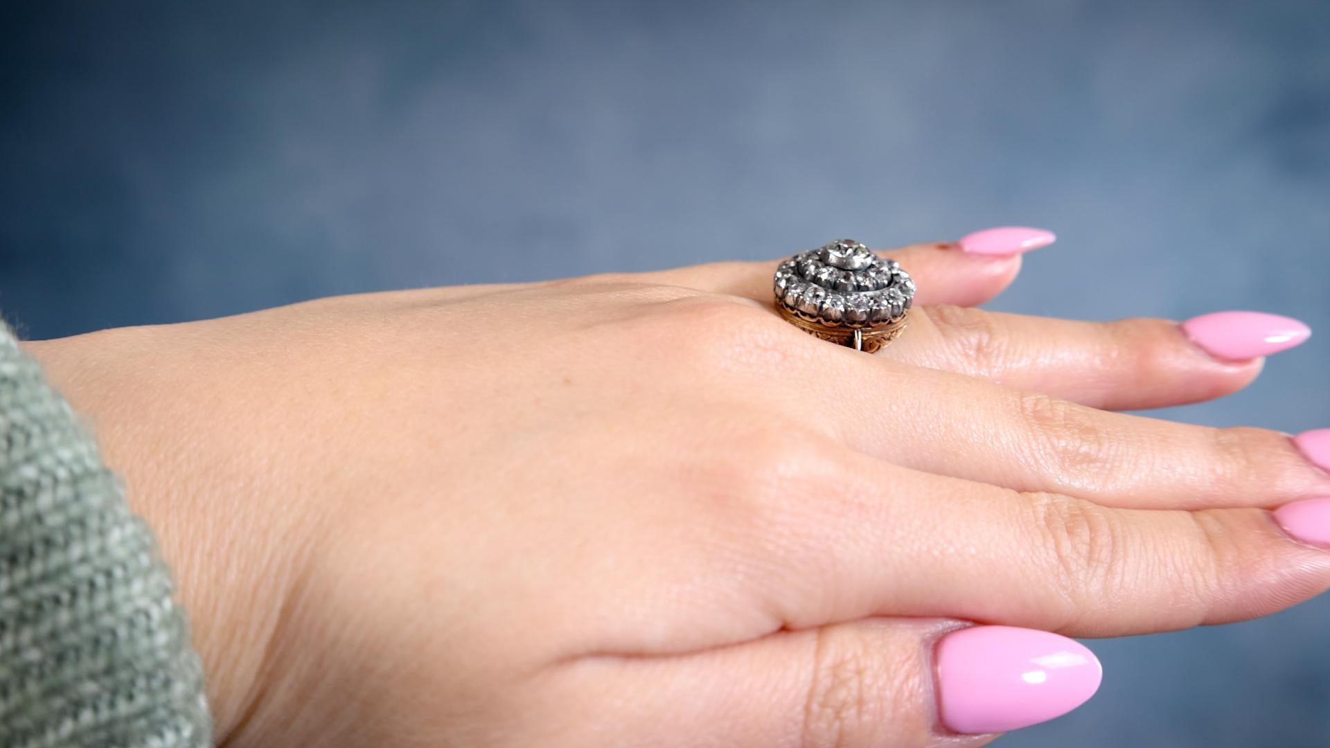 Antiker Diamant-Doppel-Halo-Ring aus 18 Karat Gold und Silber im Zustand „Gut“ im Angebot in Beverly Hills, CA