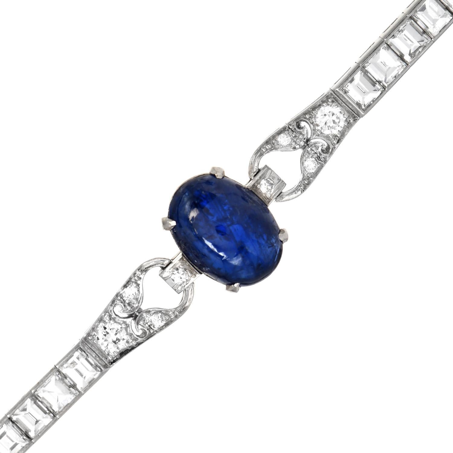 Dieses atemberaubende antike Art-Deco-Armband mit Cabochon-Saphir wurde in luxuriösem Platin gefertigt. 

Dieses Stück aus den 1920er Jahren ist von Ost nach West mit Diamanten besetzt und mit drei echten blauen Saphiren im Ovalschliff in