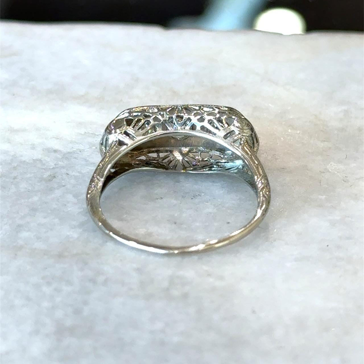 Bague ancienne en filigrane à 3 pierres et diamants des années 1900 en vente 5