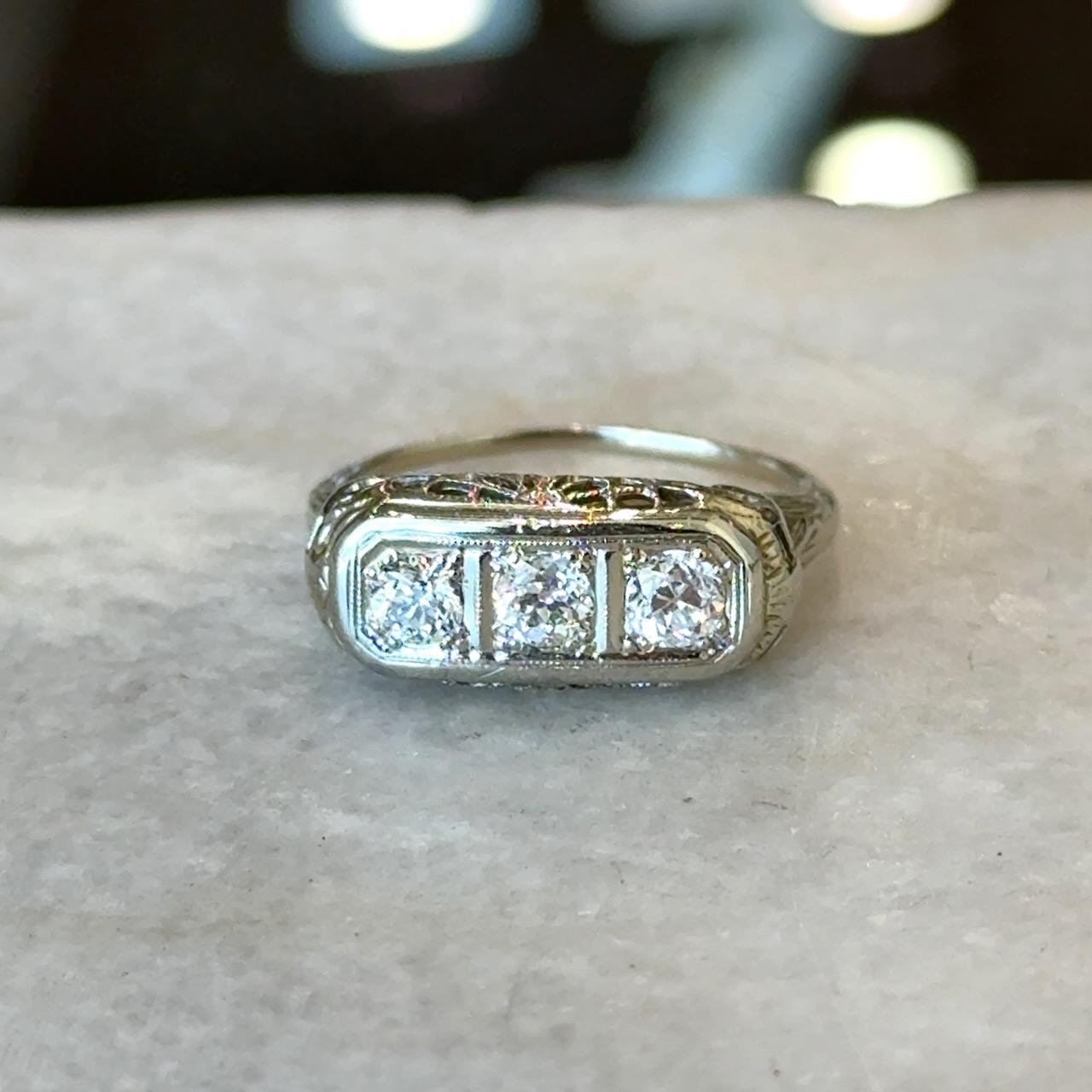 Bague ancienne 1900 à 3 pierres en filigrane 
Diamants de taille européenne ancienne brillants de 0,60 carat
F-G Couleur  I+I Clarté
Taille 7 et peut être redimensionnée
2,4 grammes d'or blanc 14K
18,5 mm de long x 8 mm de large 


Pourquoi nous