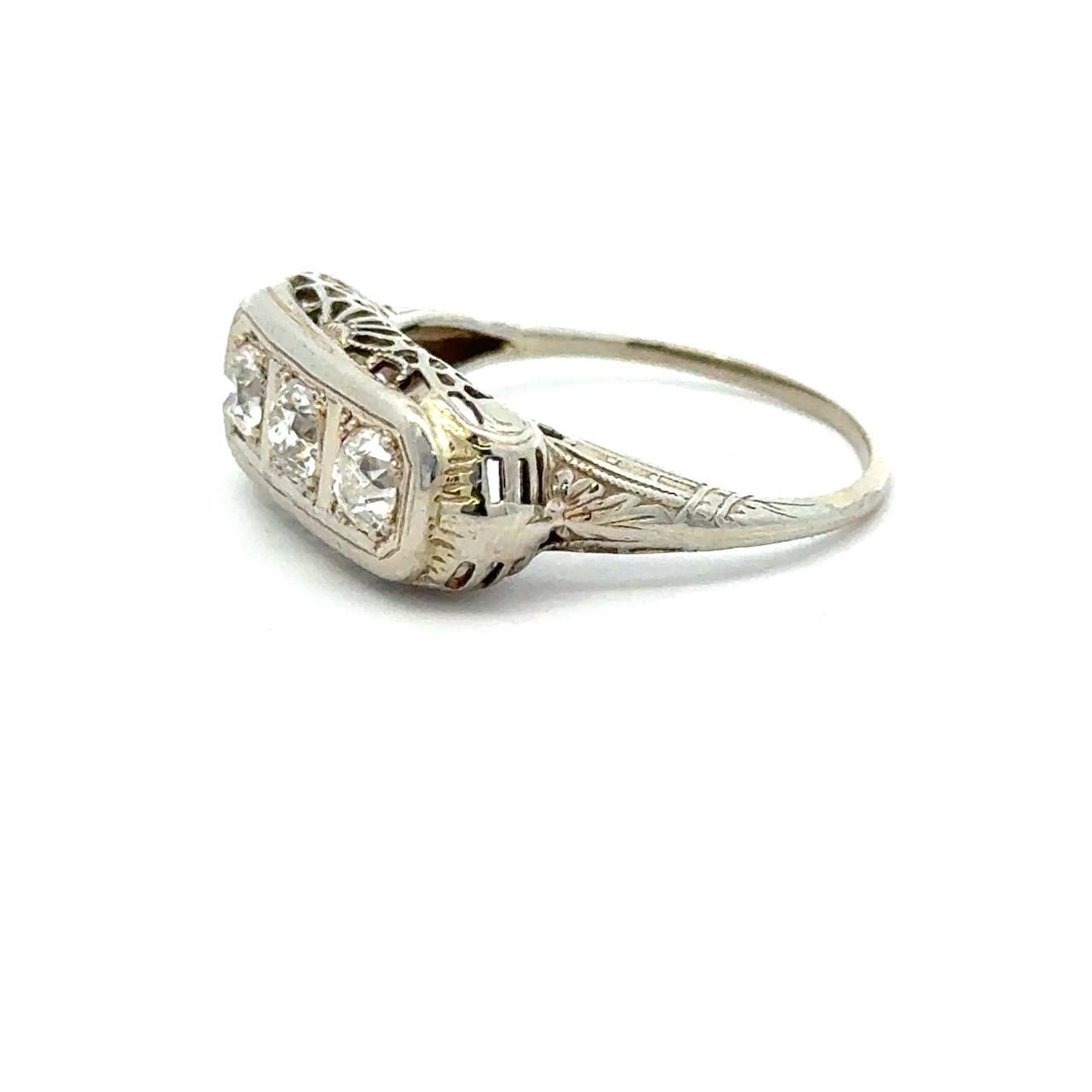Bague ancienne en filigrane à 3 pierres et diamants des années 1900 Bon état - En vente à Los Angeles, CA