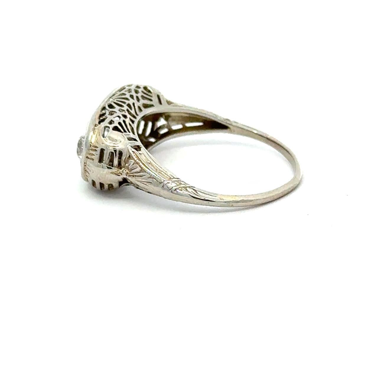 Bague ancienne en filigrane à 3 pierres et diamants des années 1900 Unisexe en vente