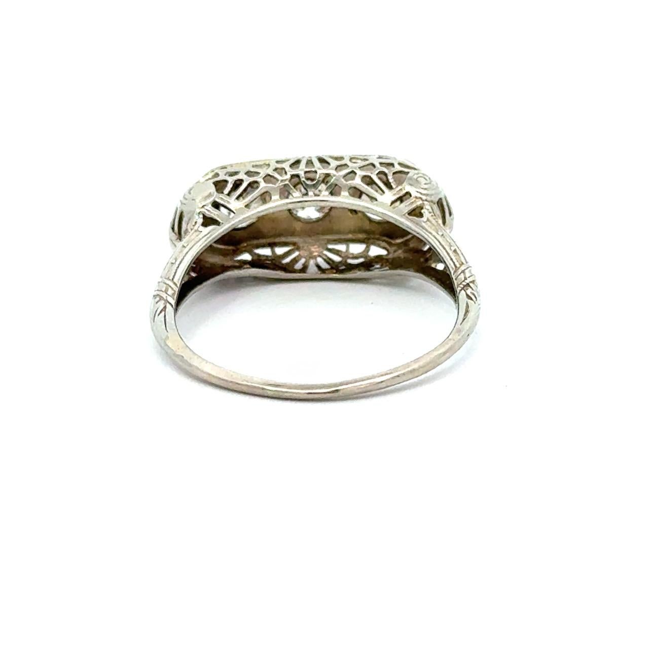 Bague ancienne en filigrane à 3 pierres et diamants des années 1900 en vente 1
