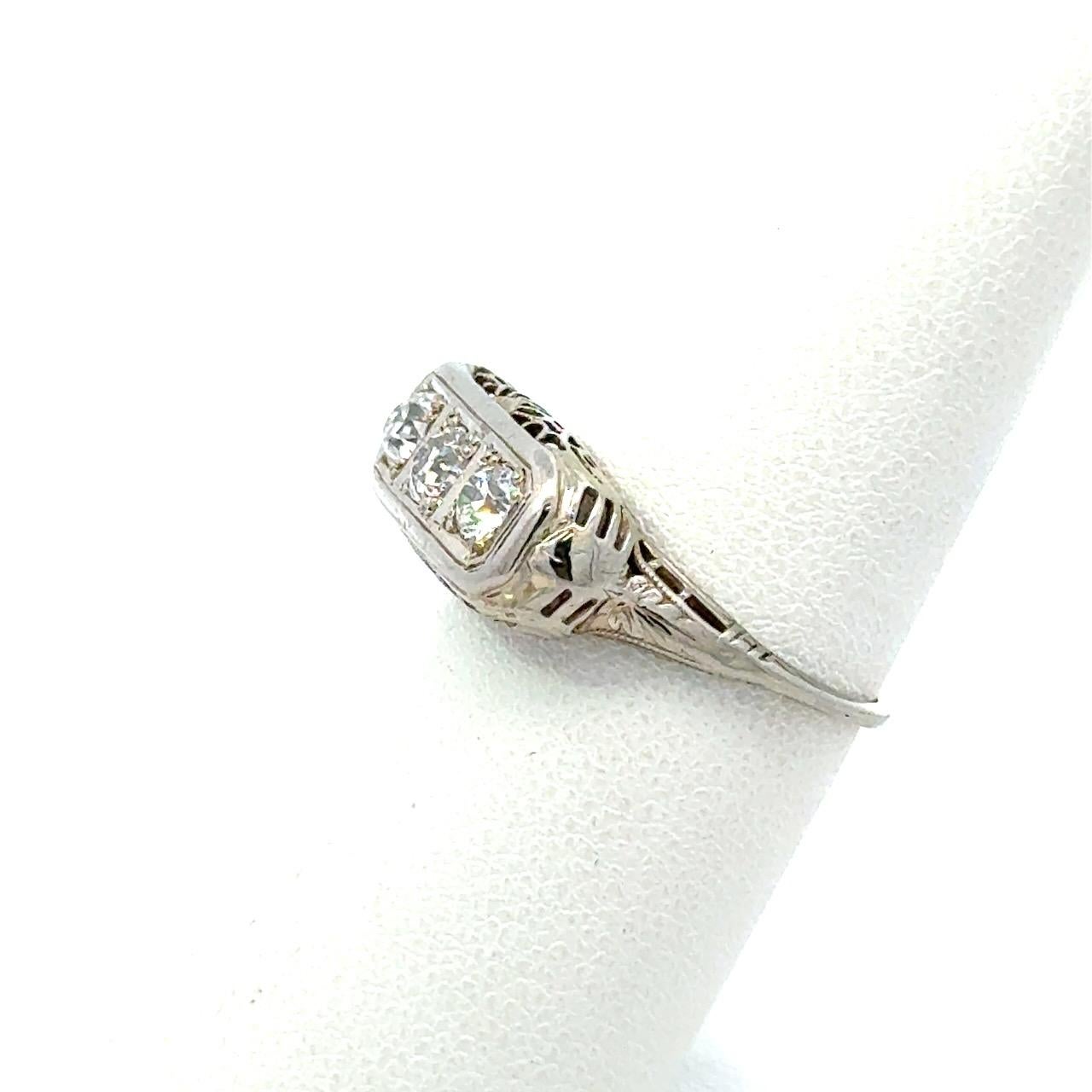 Bague ancienne en filigrane à 3 pierres et diamants des années 1900 en vente 2