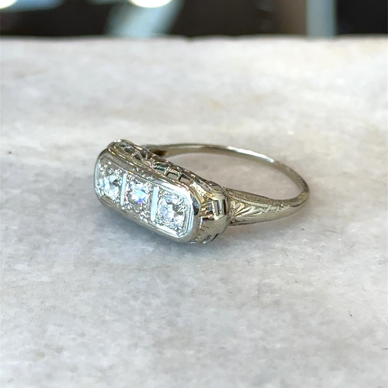 Bague ancienne en filigrane à 3 pierres et diamants des années 1900 en vente 3