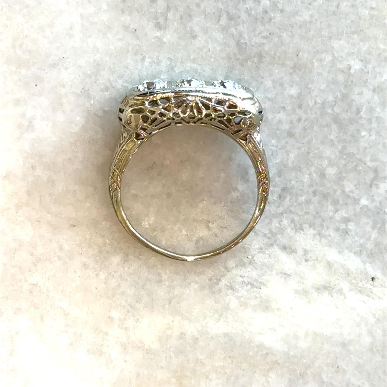 Bague ancienne en filigrane à 3 pierres et diamants des années 1900 en vente 4