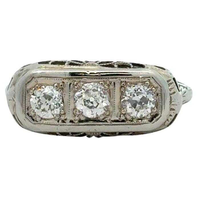 Bague ancienne en filigrane à 3 pierres et diamants des années 1900 en vente