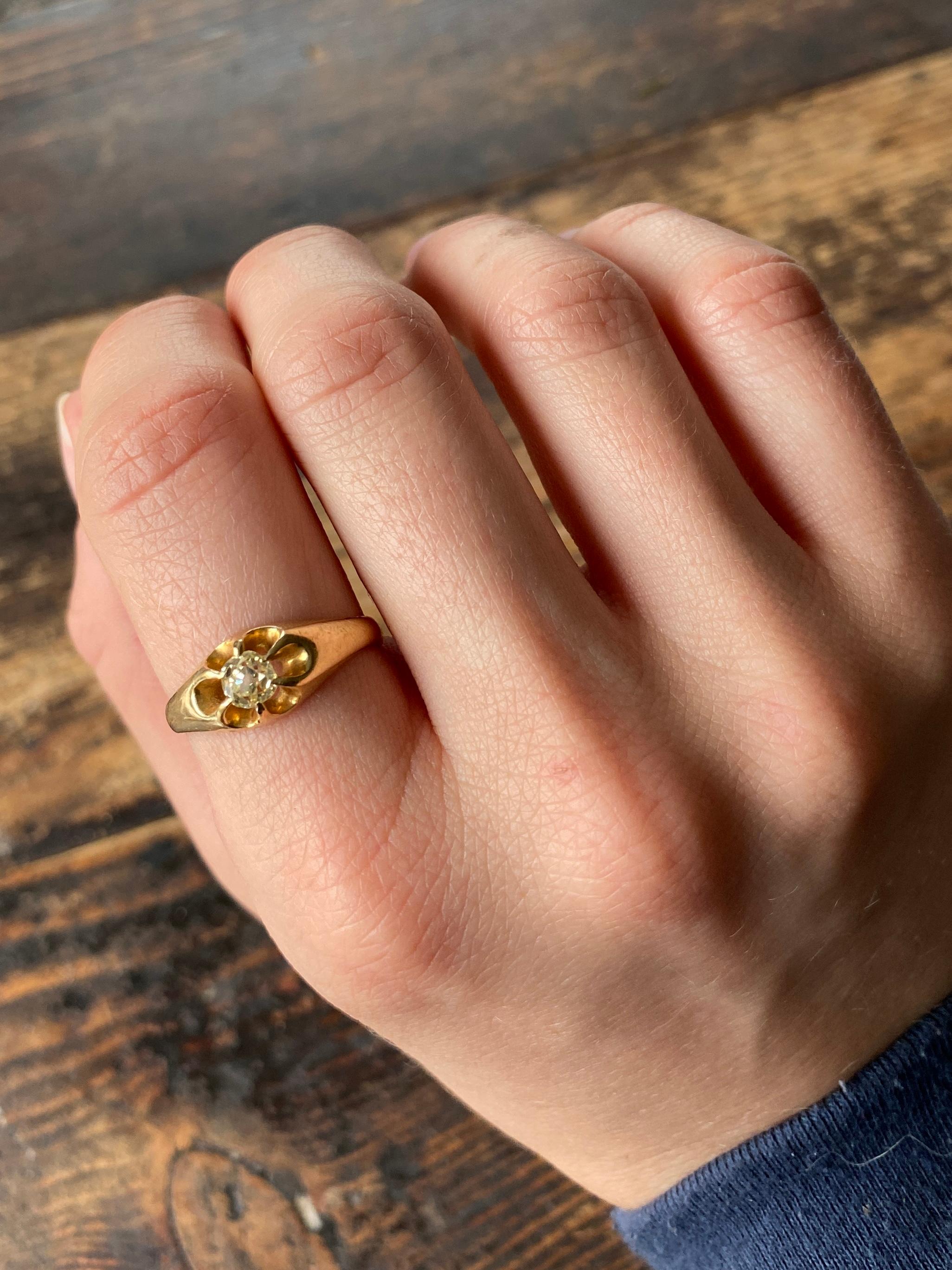 Antiker Ring aus 14 Karat Gold mit Diamanten im Zustand „Gut“ im Angebot in Chipping Campden, GB