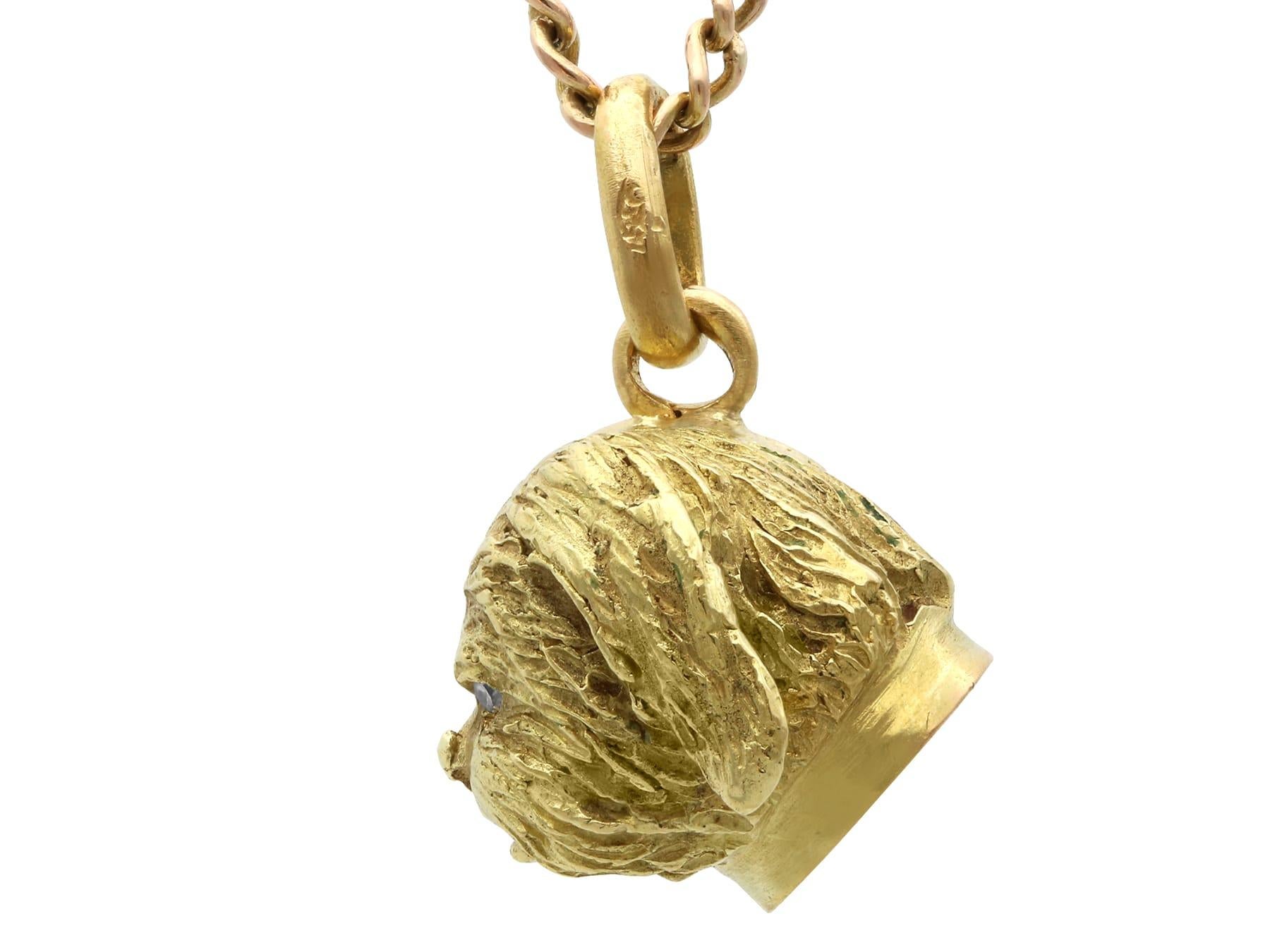Un beau et impressionnant pendentif ancien en or jaune 18 carats et diamant de 0,02 carat en forme de chien, qui fait partie de nos diverses collections de bijoux animaliers.

Ce pendentif antique, fin et impressionnant, a été réalisé en or jaune 18