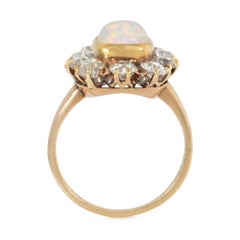 Antiker Cluster-Ring mit Diamanten und Opalen im Kissen-Cabochon-Schliff