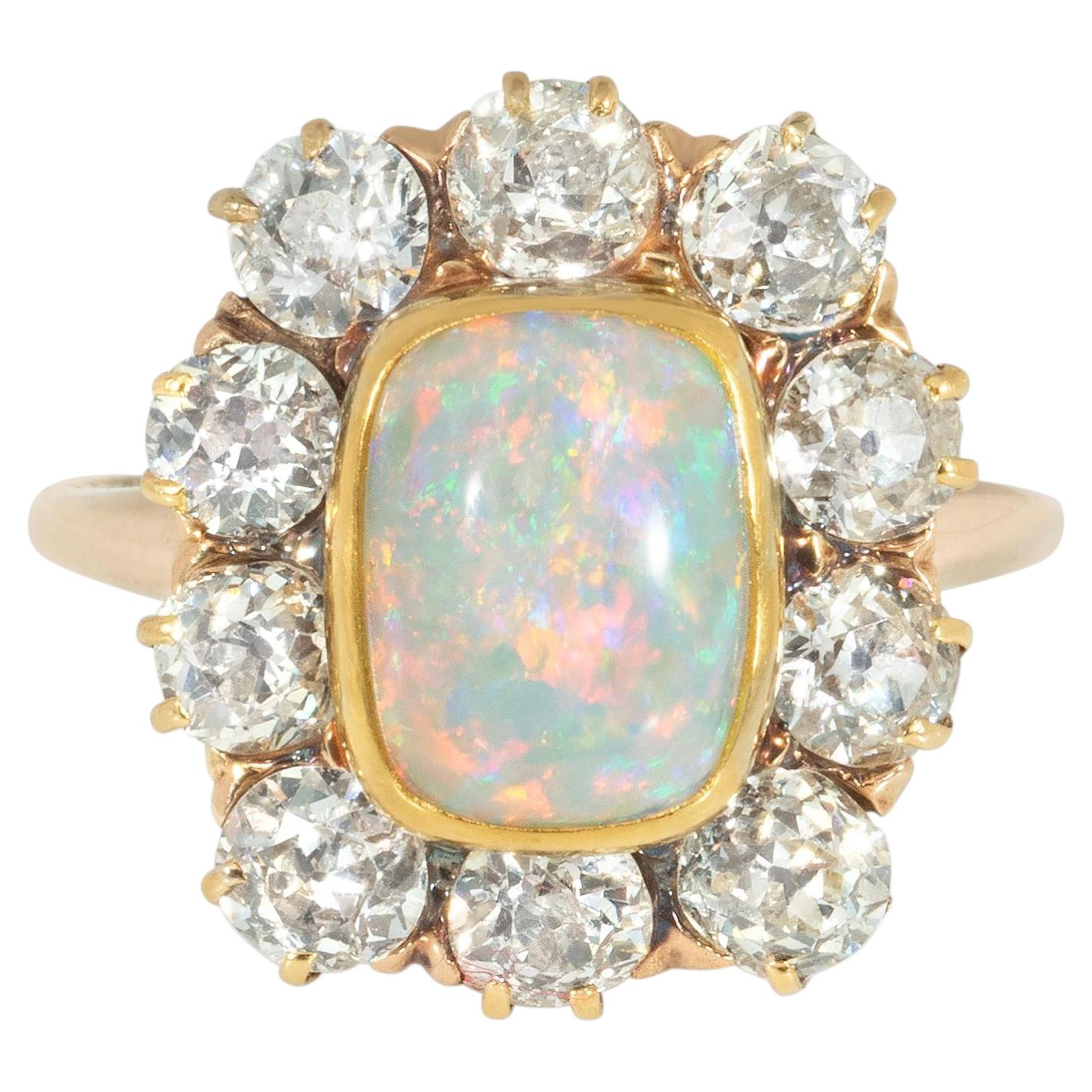 Antiker Cluster-Ring mit Diamanten und Opalen im Kissen-Cabochon-Schliff