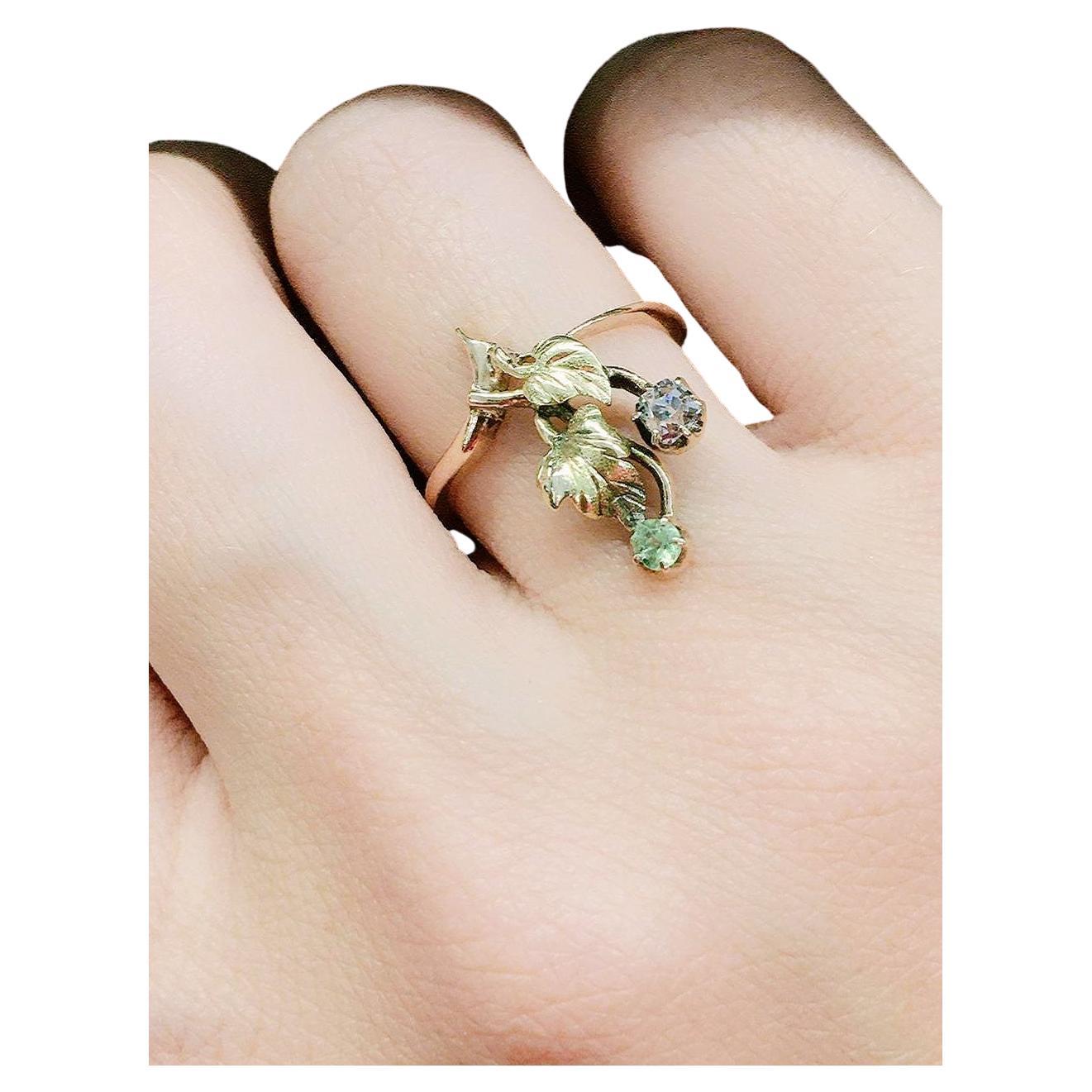 Antiker russischer Ring im Blattdesign mit pr�ächtiger Verarbeitung und Details mit 2 Goldtonfarben gelb und rosa verziert mit 1 alten Diamanten im Minenschliff und 1 grünen Demantoid Halle markiert 56 kaiserliche russische Goldstandard und Assay