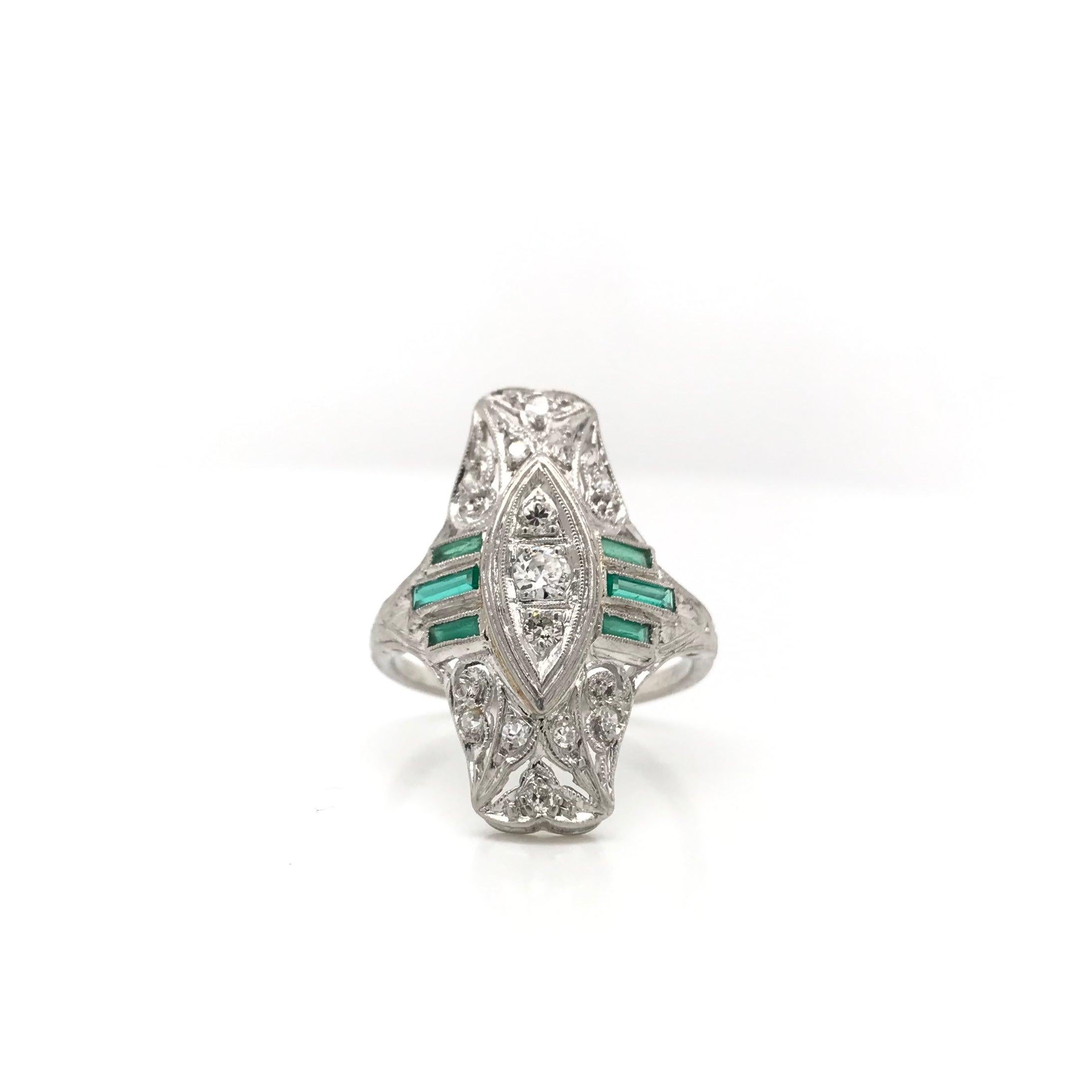 Antique Diamond and Emerald Filigree Dinner Ring In Good Condition For Sale In Montgomery, AL