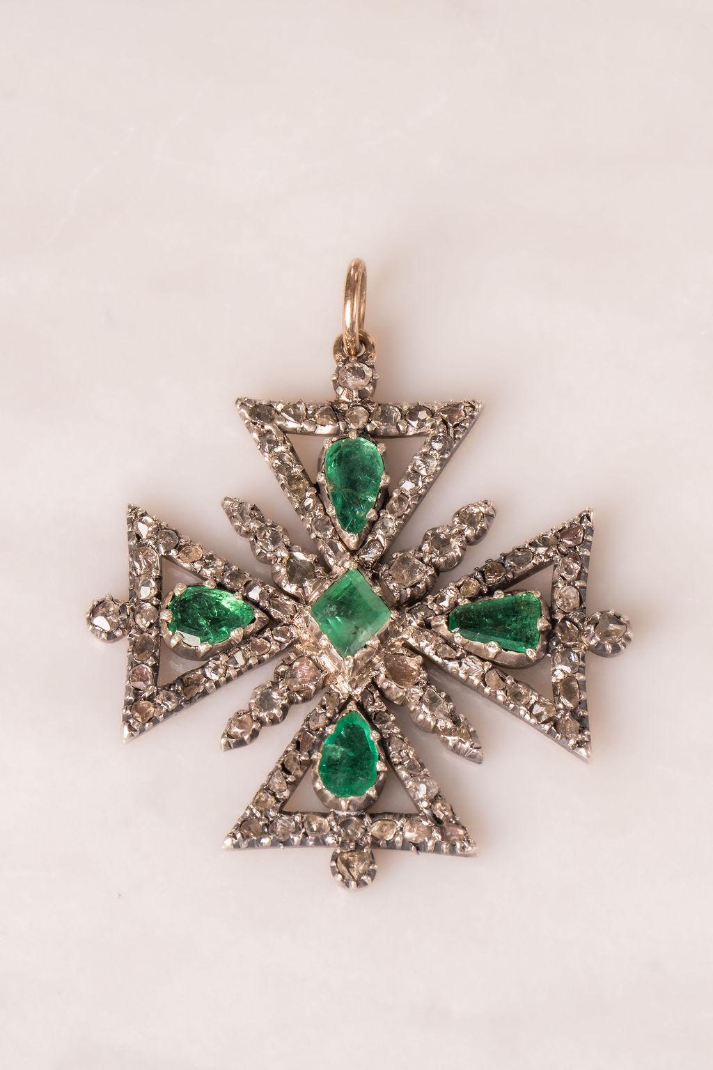 Taglio a rosa Antique Diamond and Emerald Maltese Cross on a Pearl and Platinum Chain in vendita