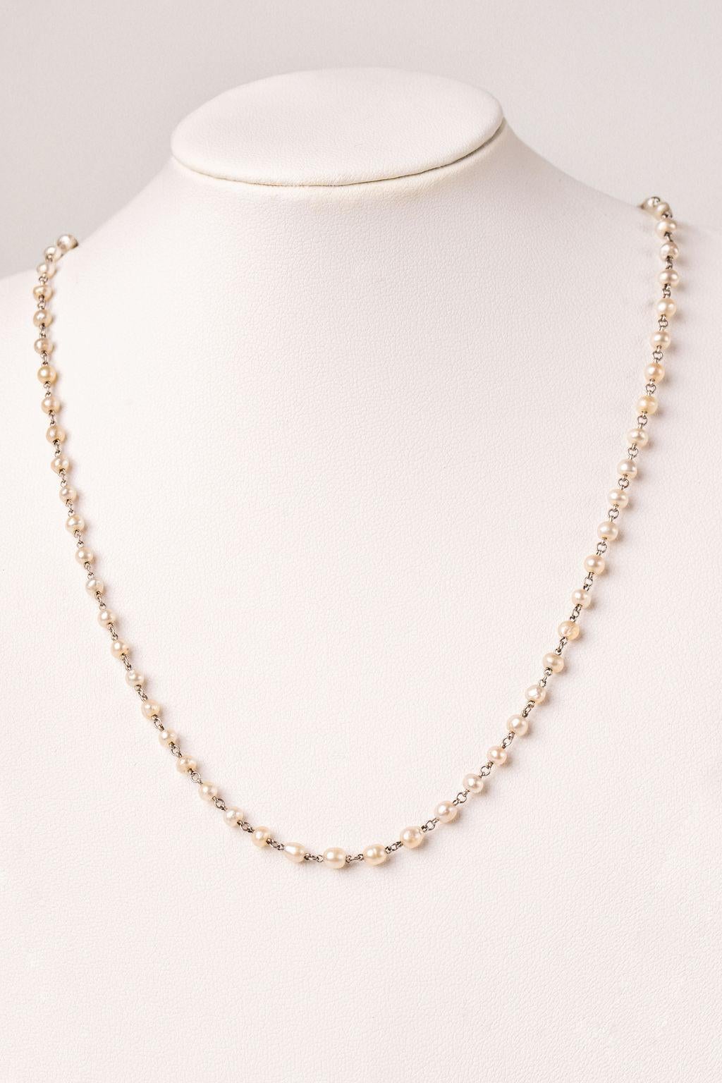 Antique Diamond and Emerald Maltese Cross on a Pearl and Platinum Chain In condizioni buone in vendita a London, GB