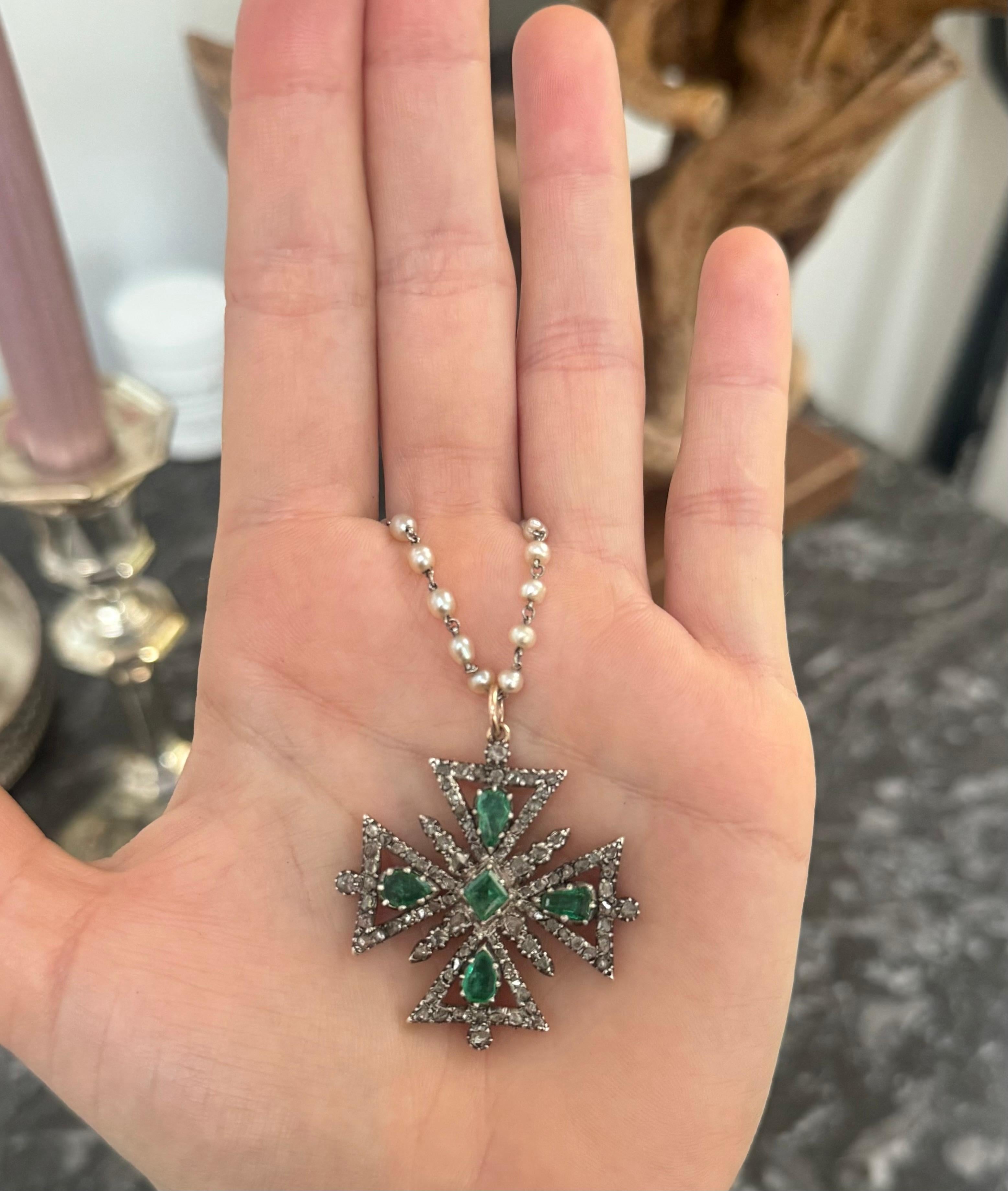 Donna Antique Diamond and Emerald Maltese Cross on a Pearl and Platinum Chain in vendita