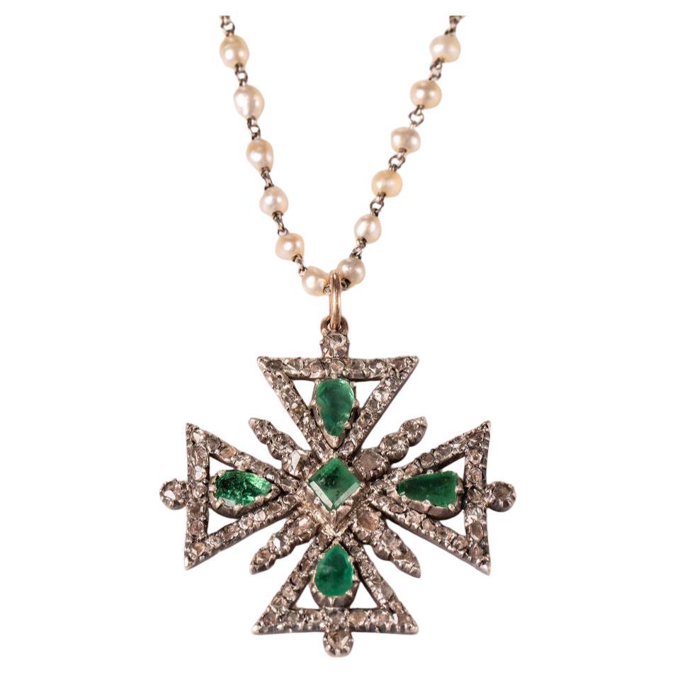 Croix de Malte ancienne en diamant et émeraude sur une chaîne en perle et platine