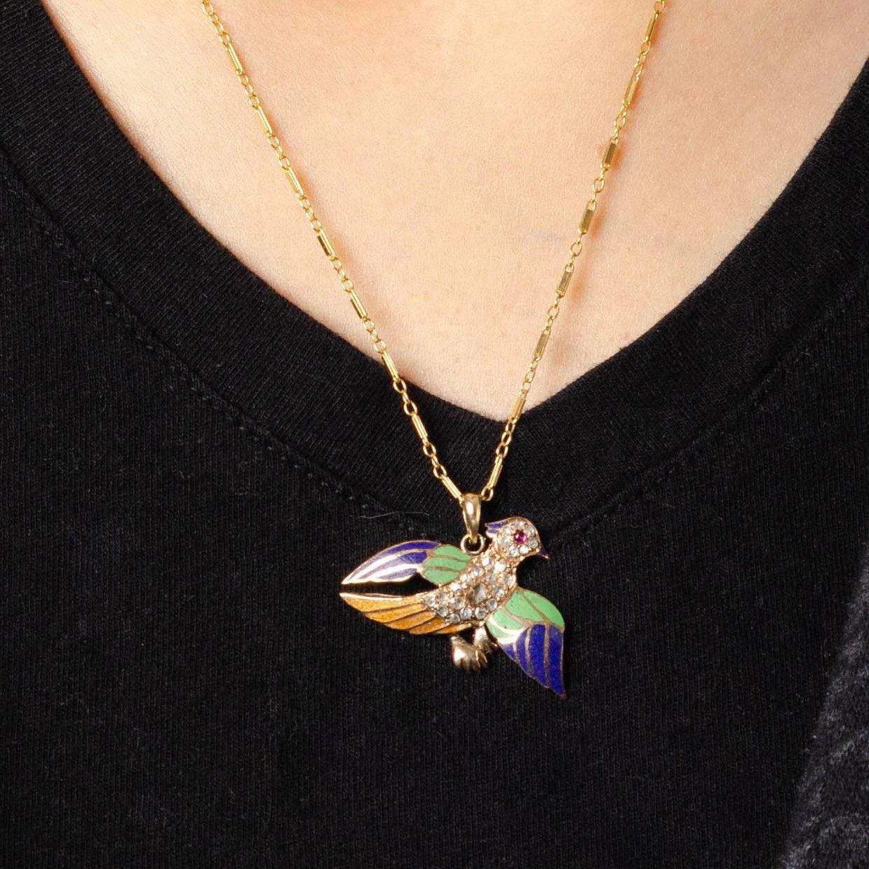 L'oiseau en or 14k est rehaussé d'émail, de diamants roses scintillants et d'un petit œil en rubis. Le pendentif était à l'origine une broche de l'époque victorienne (vers 1870) transformée par l'ajout d'une attache en or 14k.

Il mesure 1,2 pouces