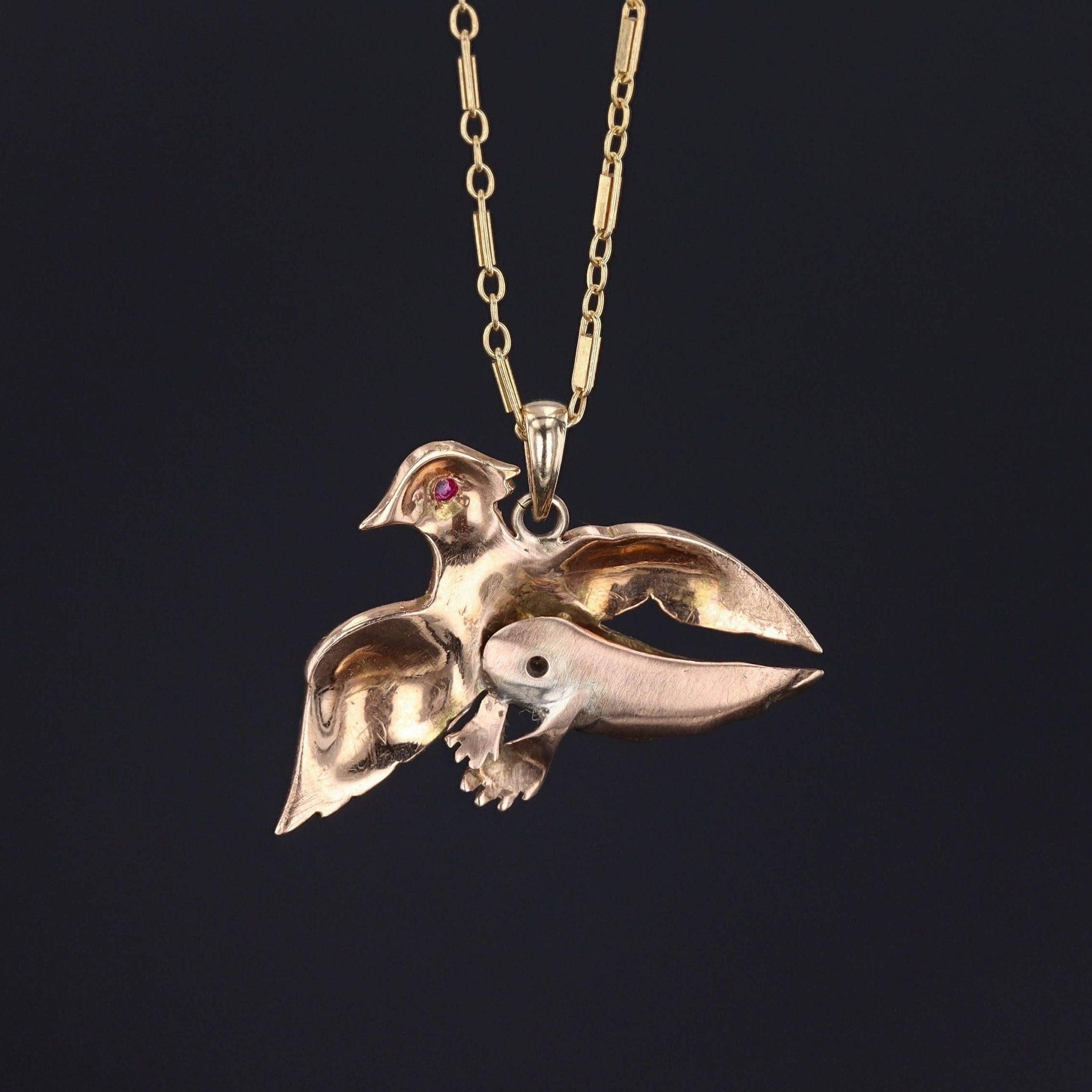 Victorien Pendentif ancien en or 14k avec diamant et oiseau en émail en vente