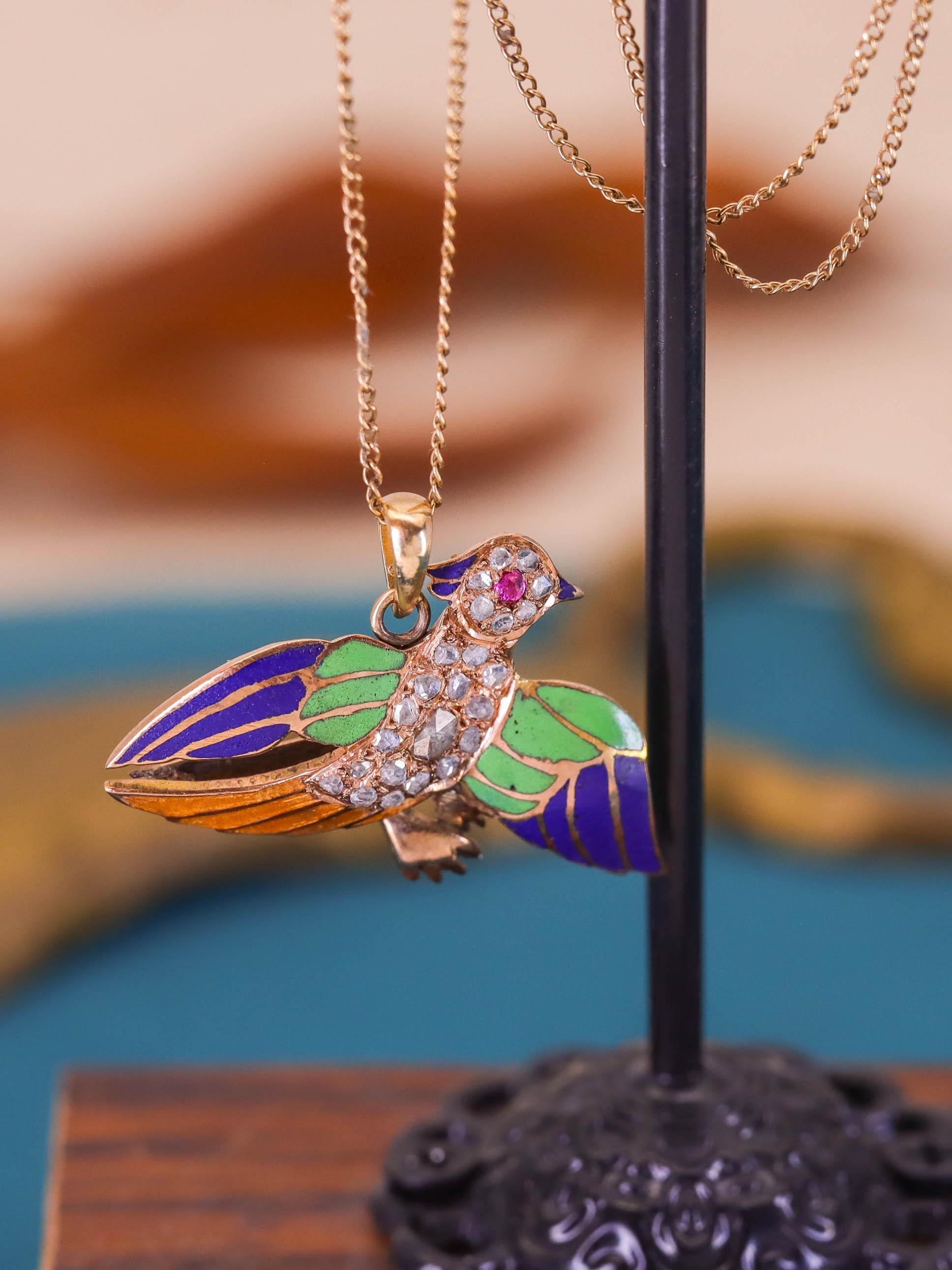 Pendentif ancien en or 14k avec diamant et oiseau en émail Pour femmes en vente